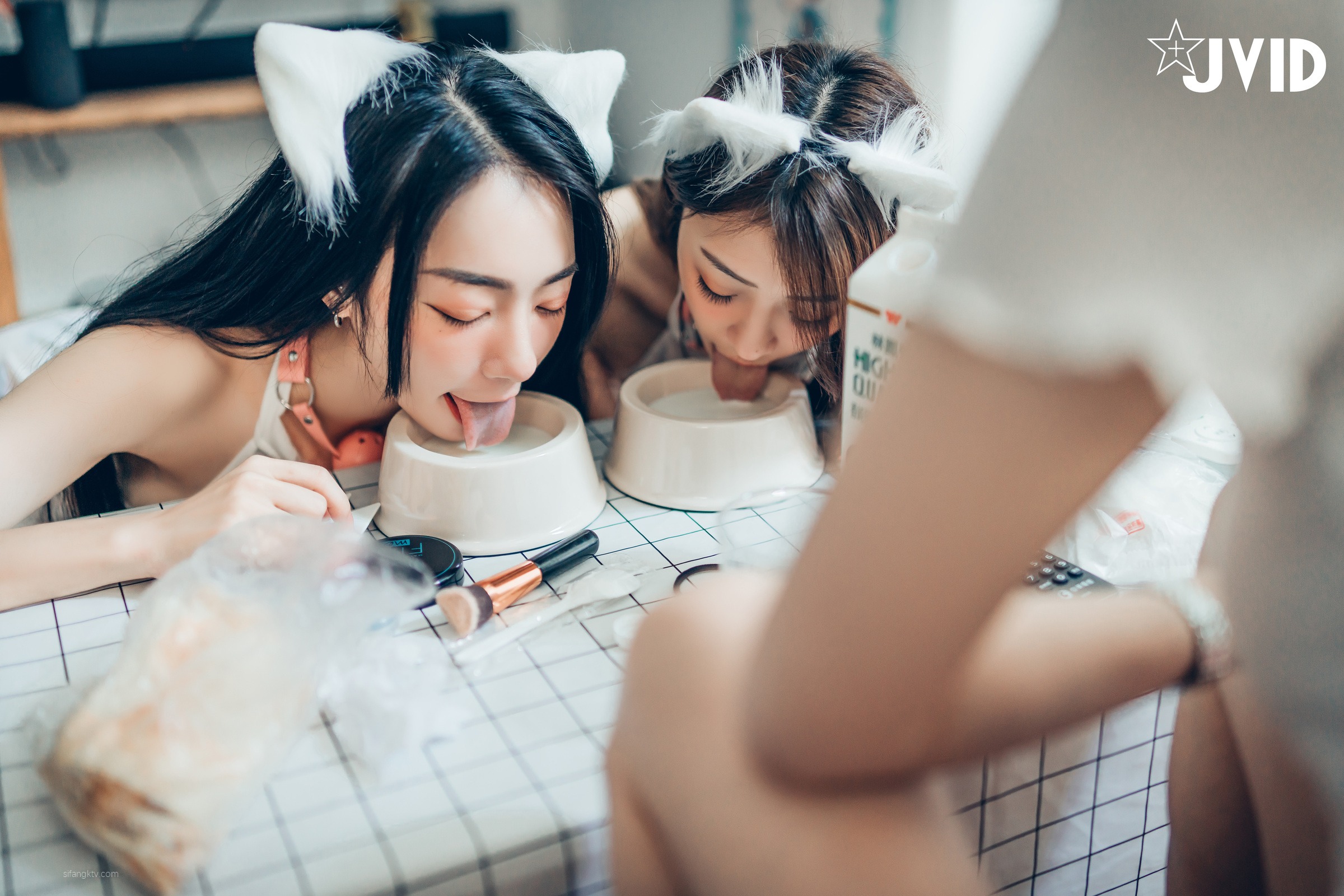 JVID辰辰飘飘妍妍她和她的两只猫咪1001精修版