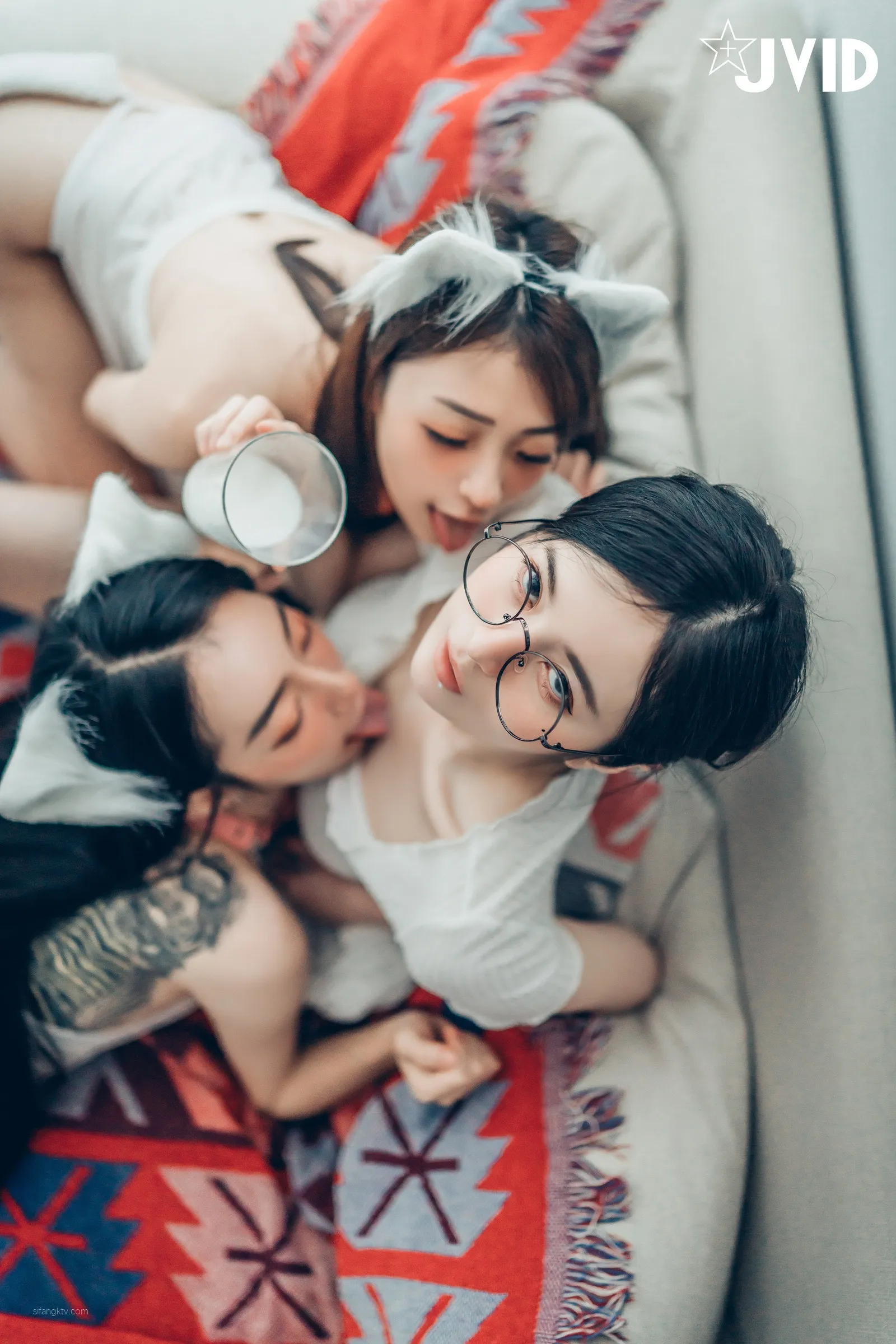 JVID辰辰飘飘妍妍她和她的两只猫咪1001精修版