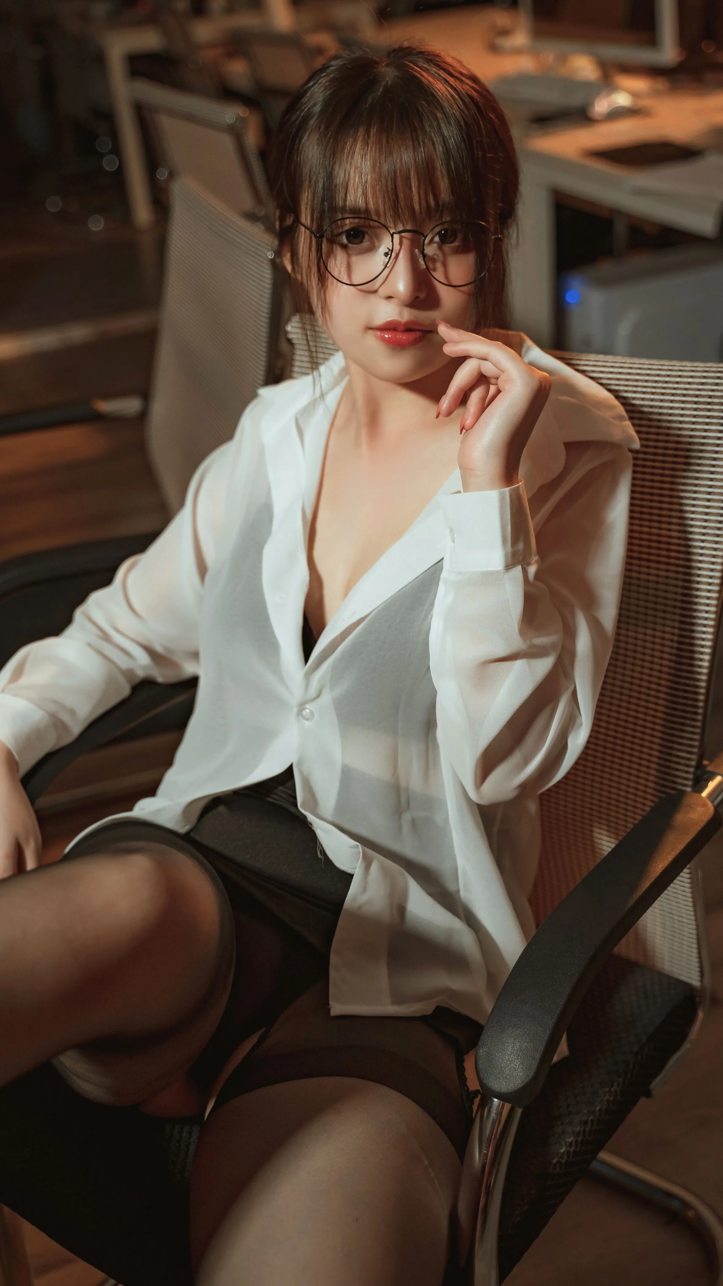 草莓味的奈奈兔办公室OL欲望教师42P04313V分享专区