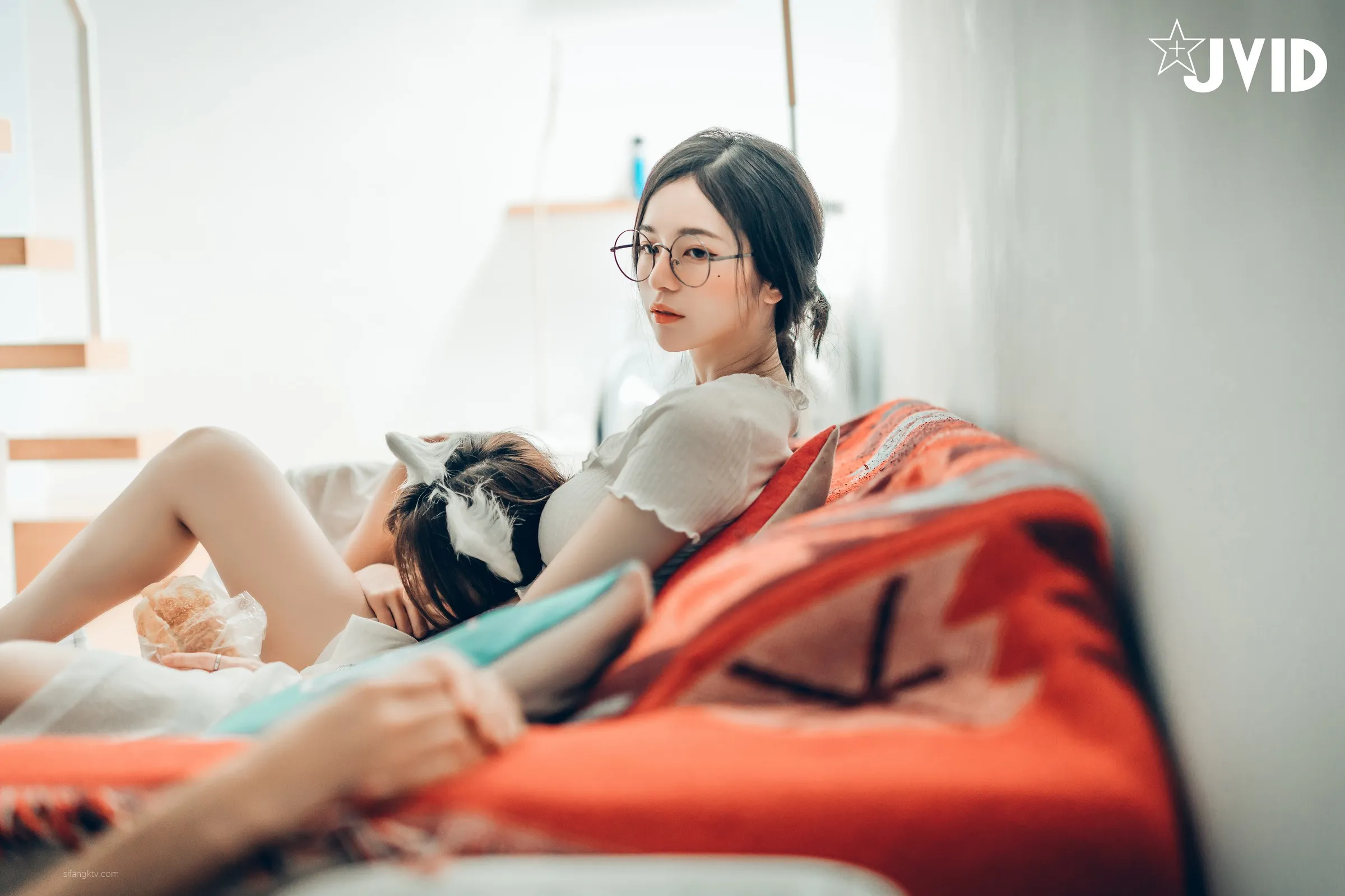 JVID辰辰飘飘妍妍她和她的两只猫咪1001精修版