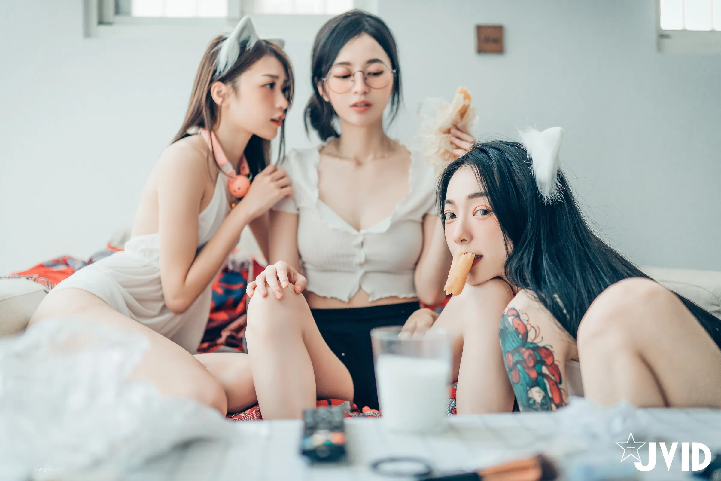 JVID辰辰飘飘妍妍她和她的两只猫咪1001精修版