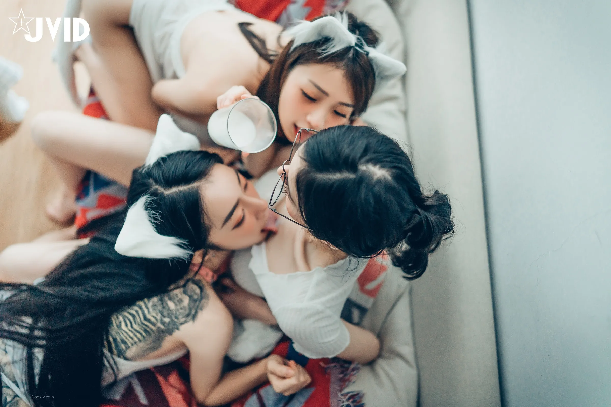 JVID辰辰飘飘妍妍她和她的两只猫咪1001精修版