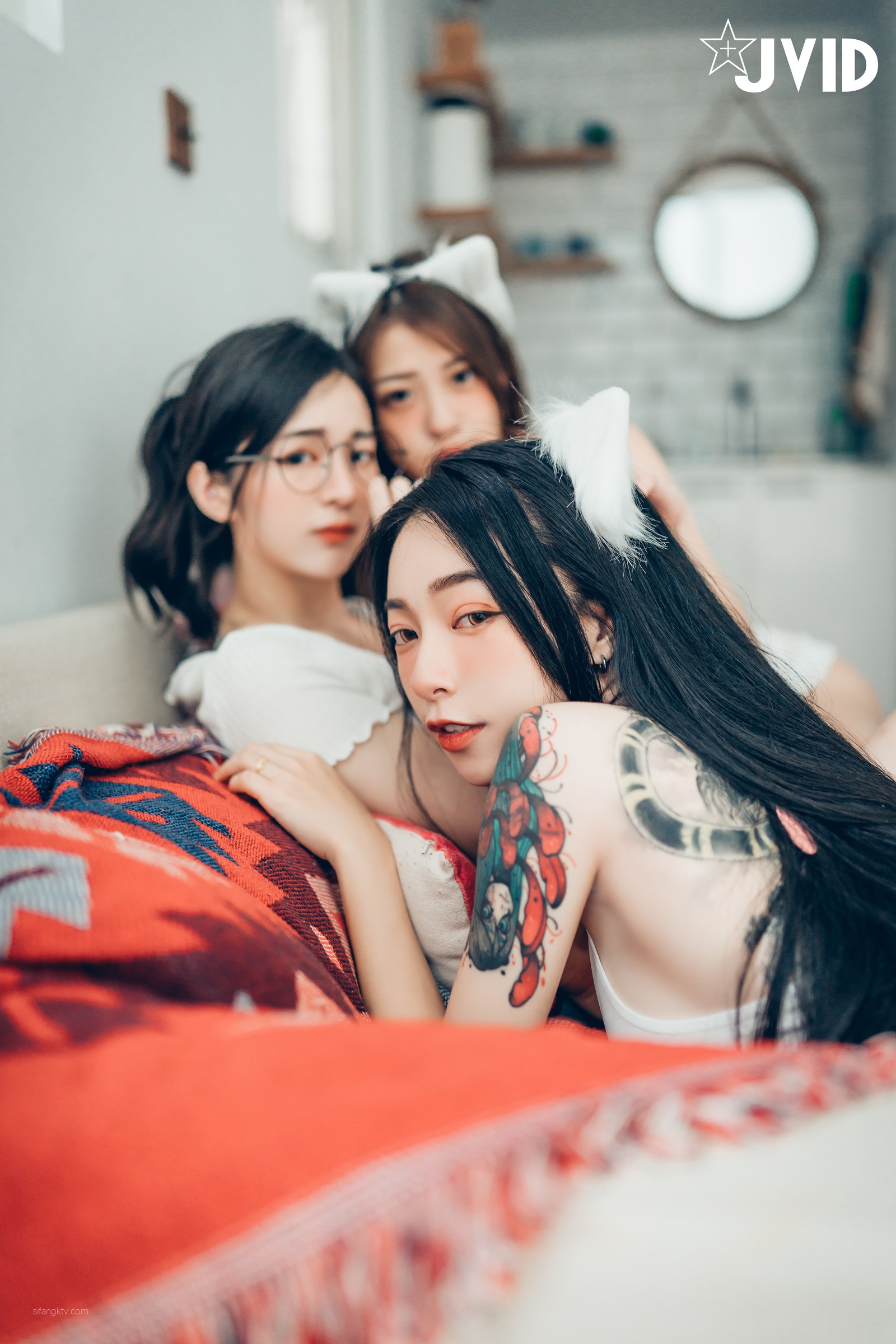 JVID辰辰飘飘妍妍她和她的两只猫咪1001精修版