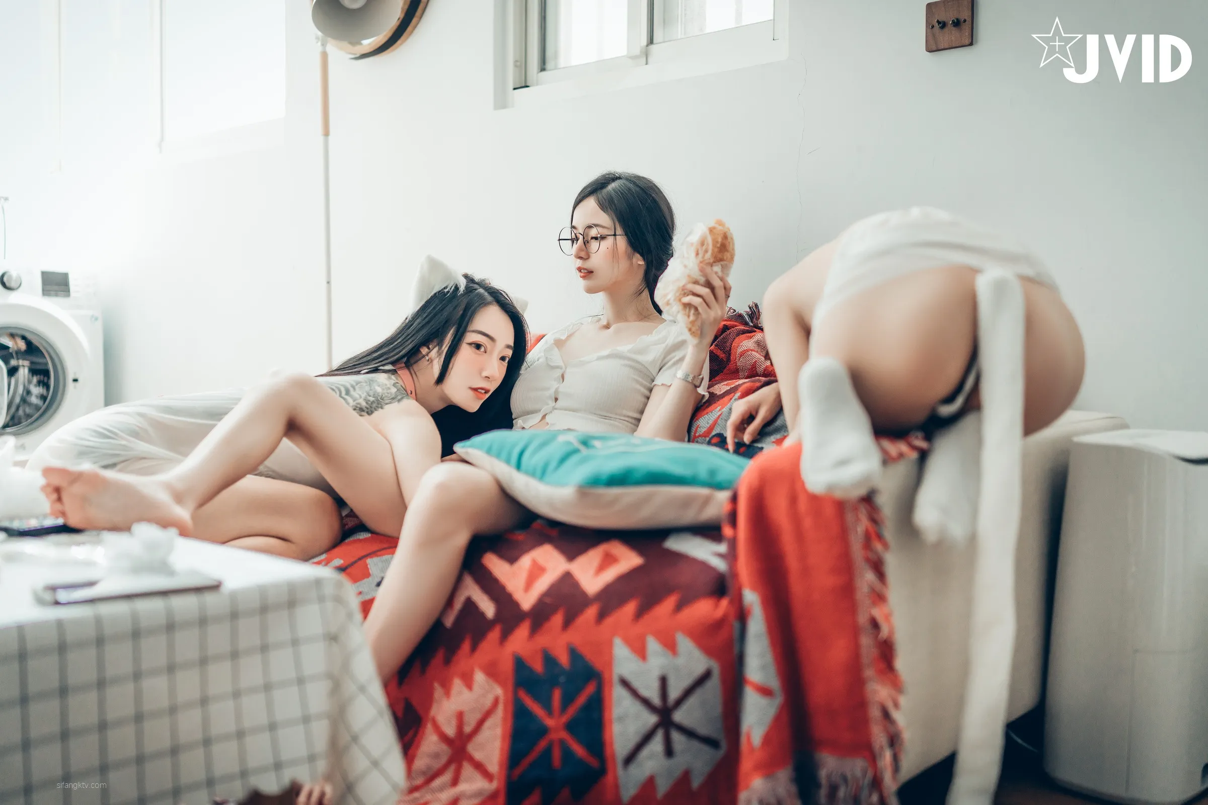 JVID辰辰飘飘妍妍她和她的两只猫咪1001精修版