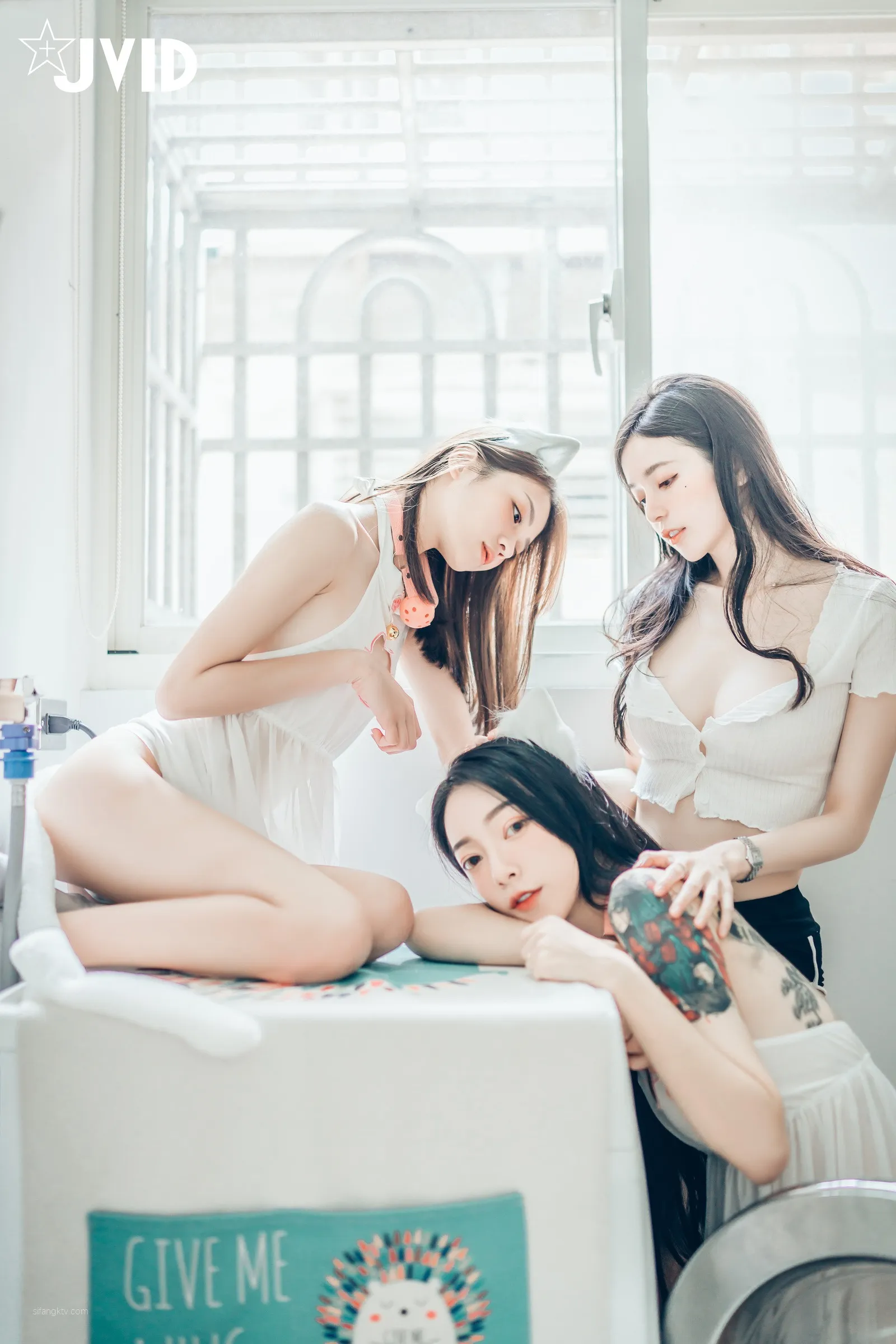 JVID辰辰飘飘妍妍她和她的两只猫咪1001精修版