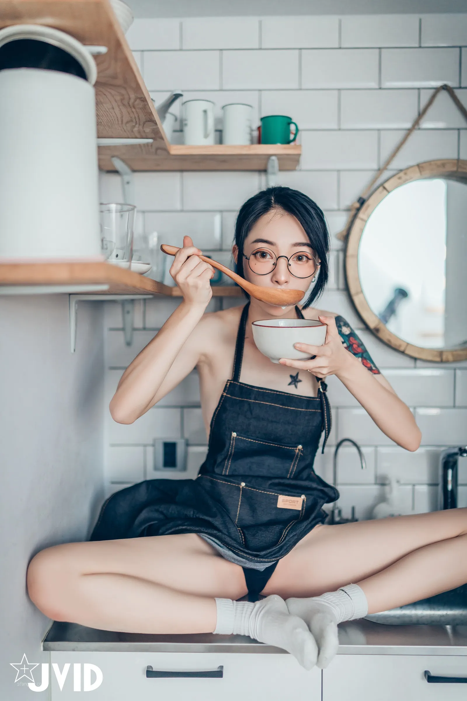JVID辰辰飘飘妍妍她和她的两只猫咪1001精修版