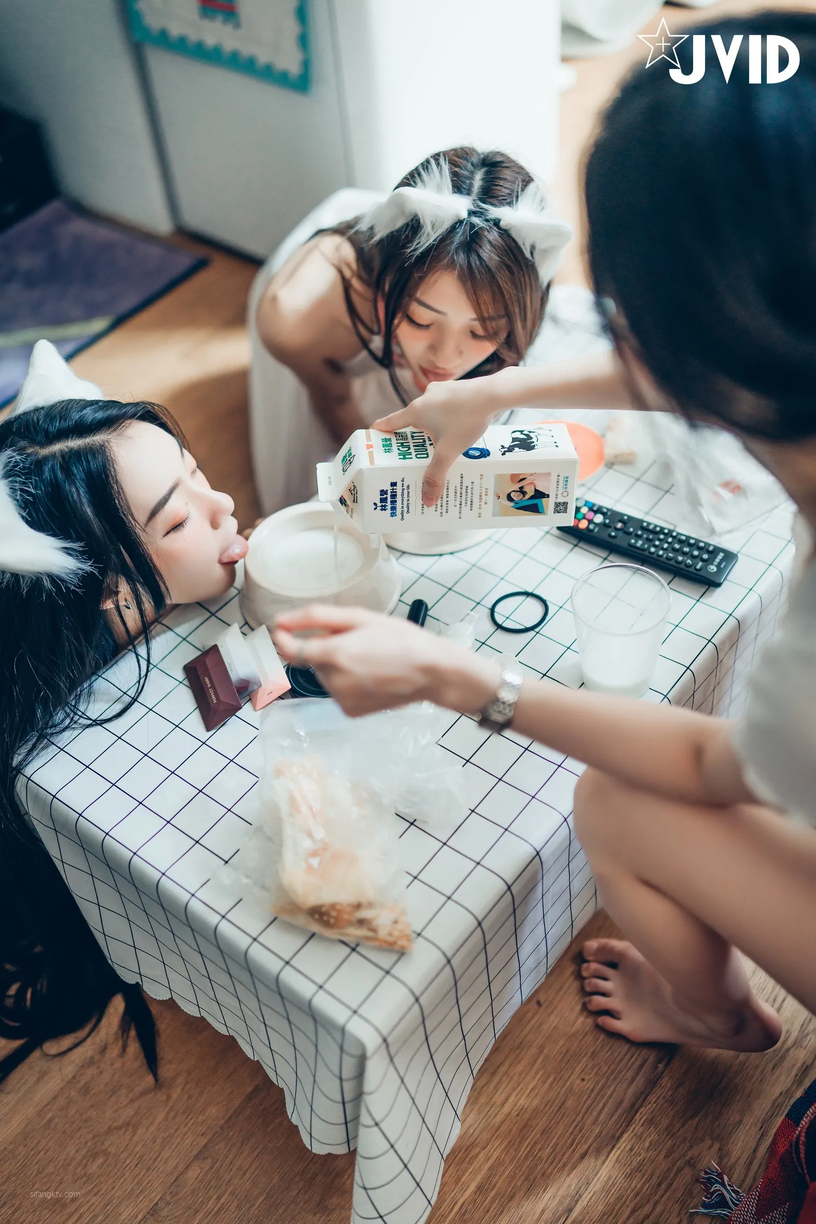 JVID辰辰飘飘妍妍她和她的两只猫咪1001精修版
