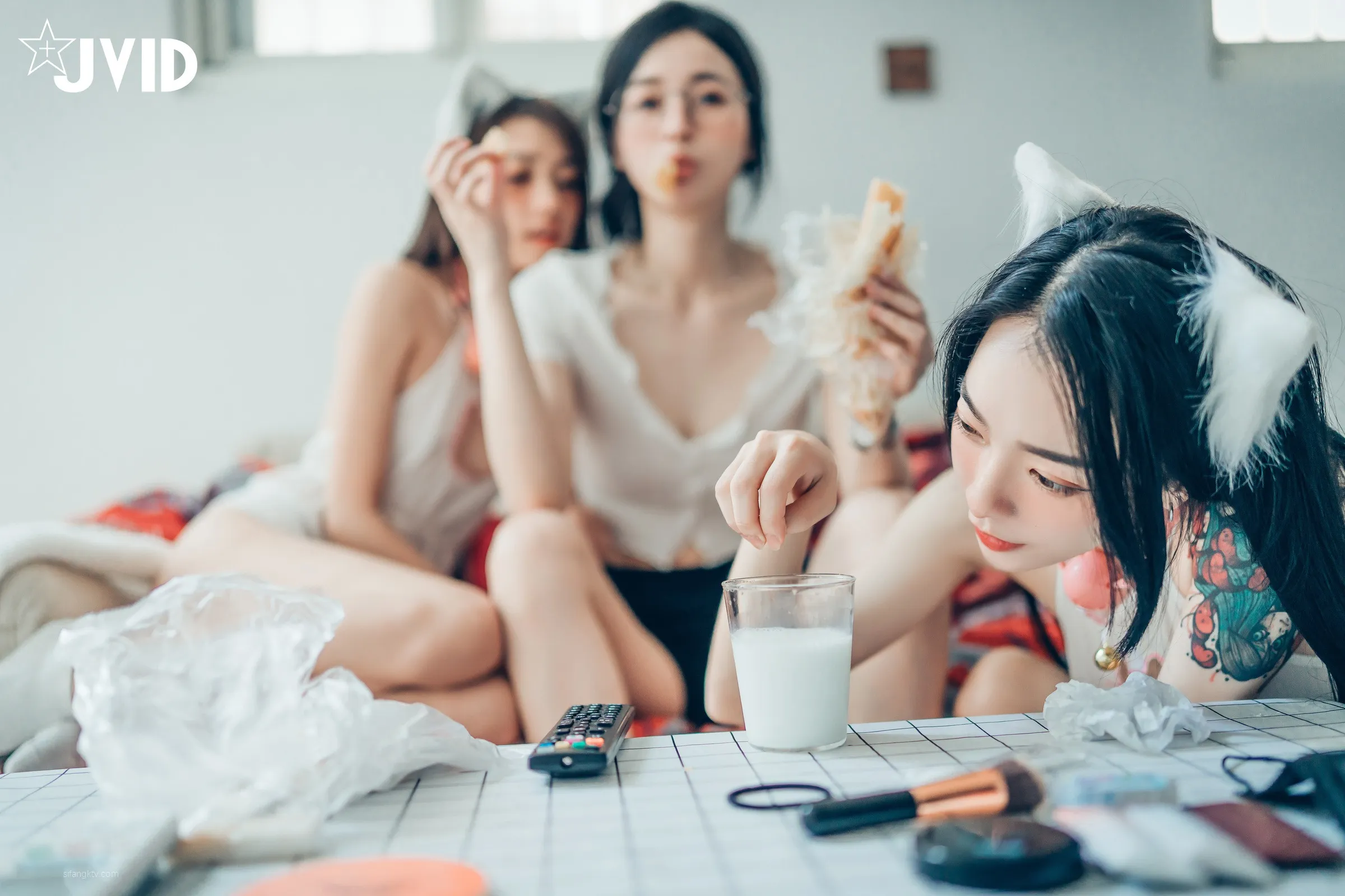 JVID辰辰飘飘妍妍她和她的两只猫咪1001精修版