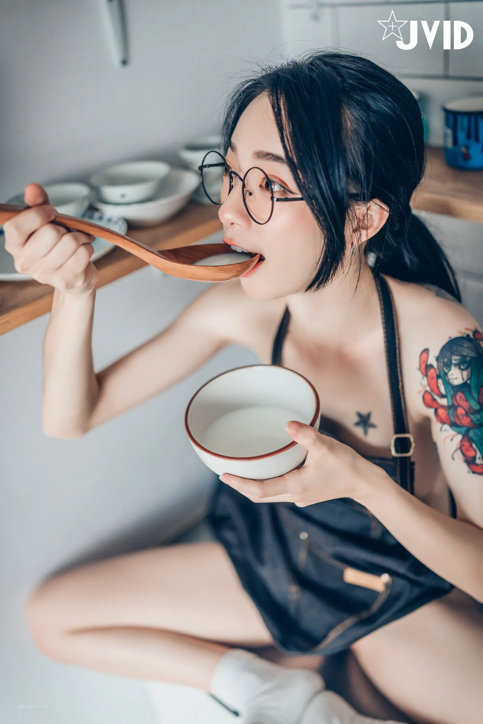 JVID辰辰飘飘妍妍她和她的两只猫咪1001精修版