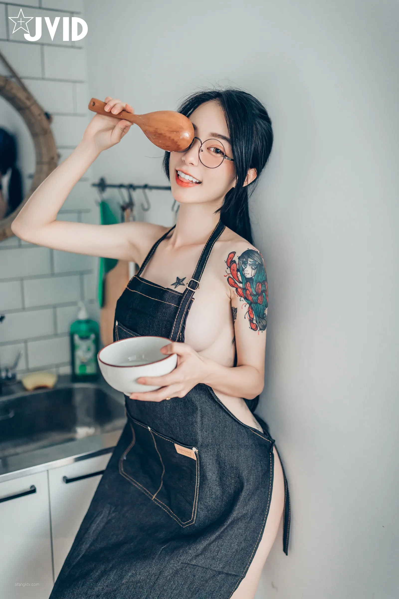 JVID辰辰飘飘妍妍她和她的两只猫咪1001精修版