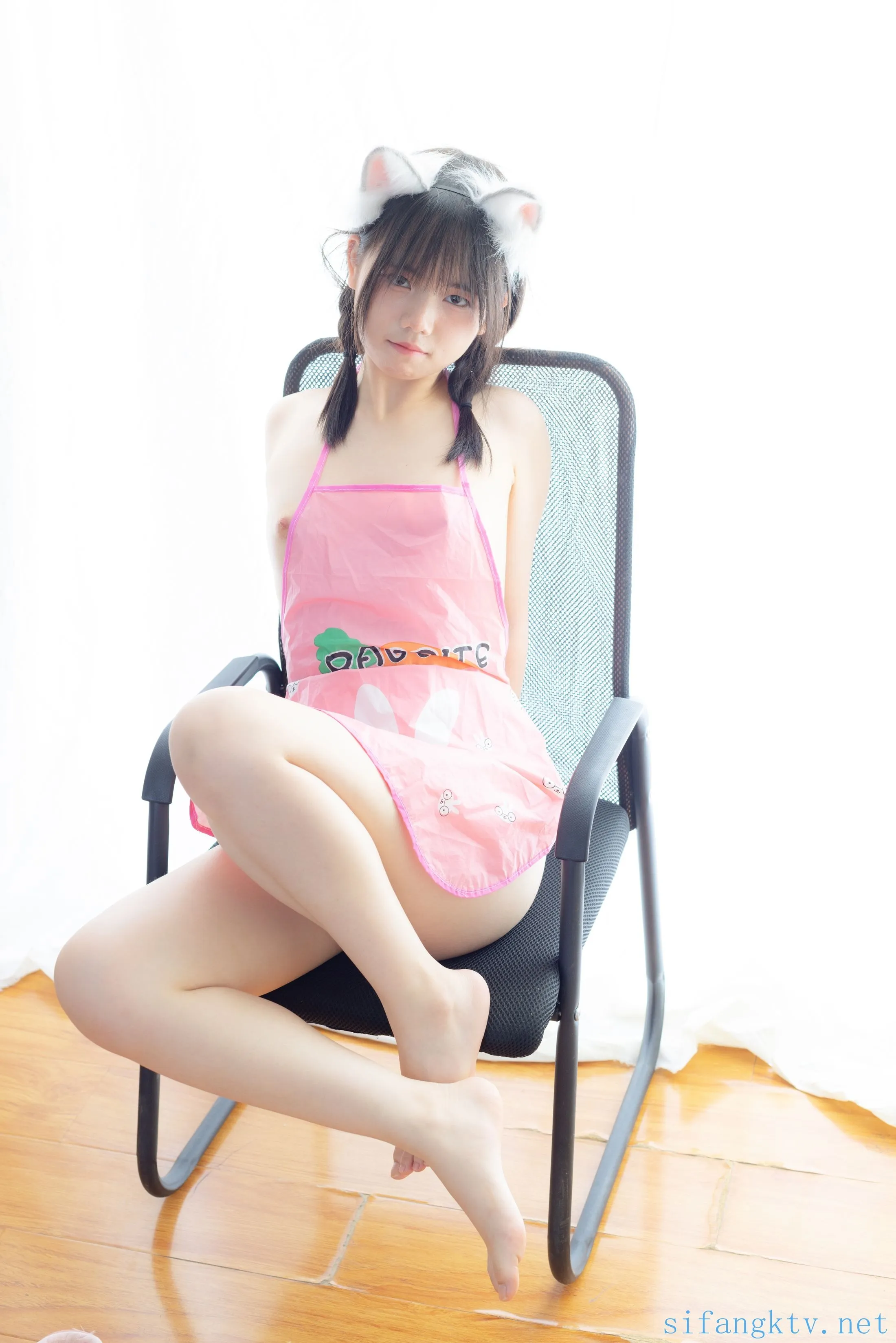 少女秩序小鱼粉红肚兜92P0207网红写真