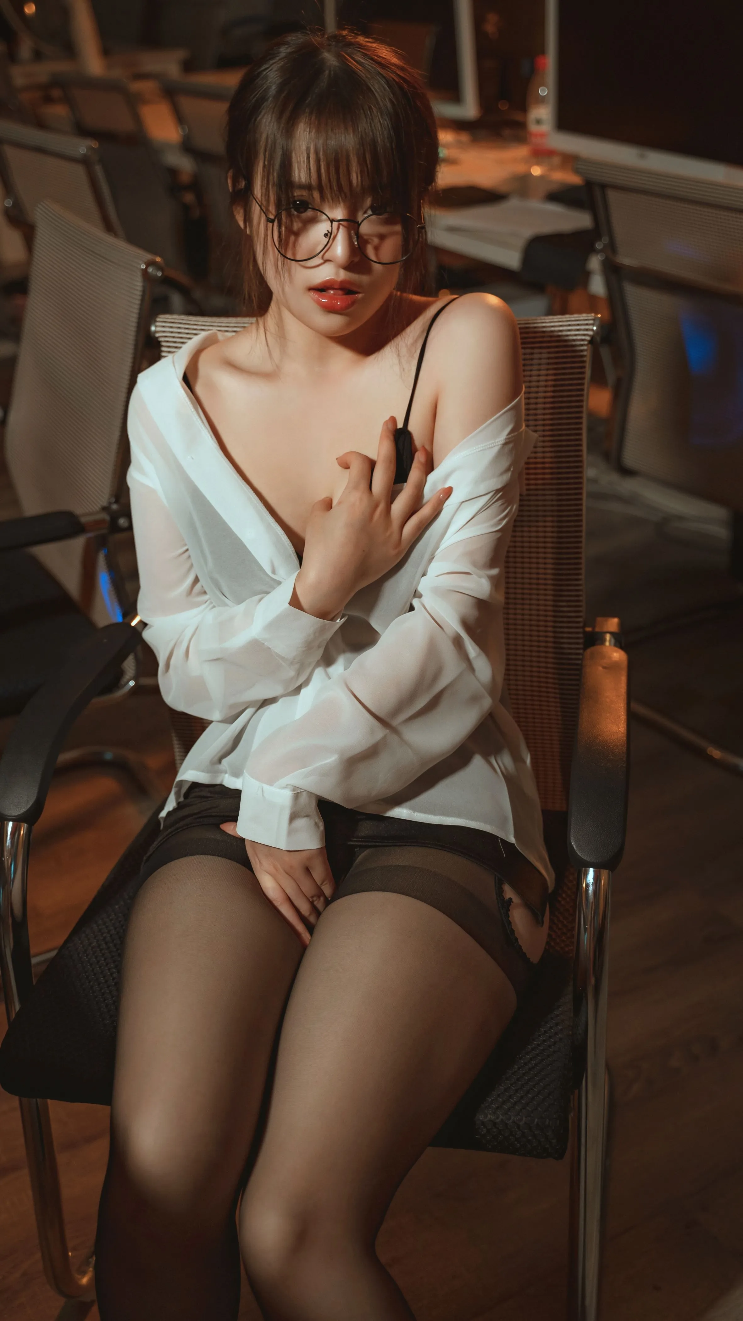 草莓味的奈奈兔办公室OL欲望教师42P04313V分享专区