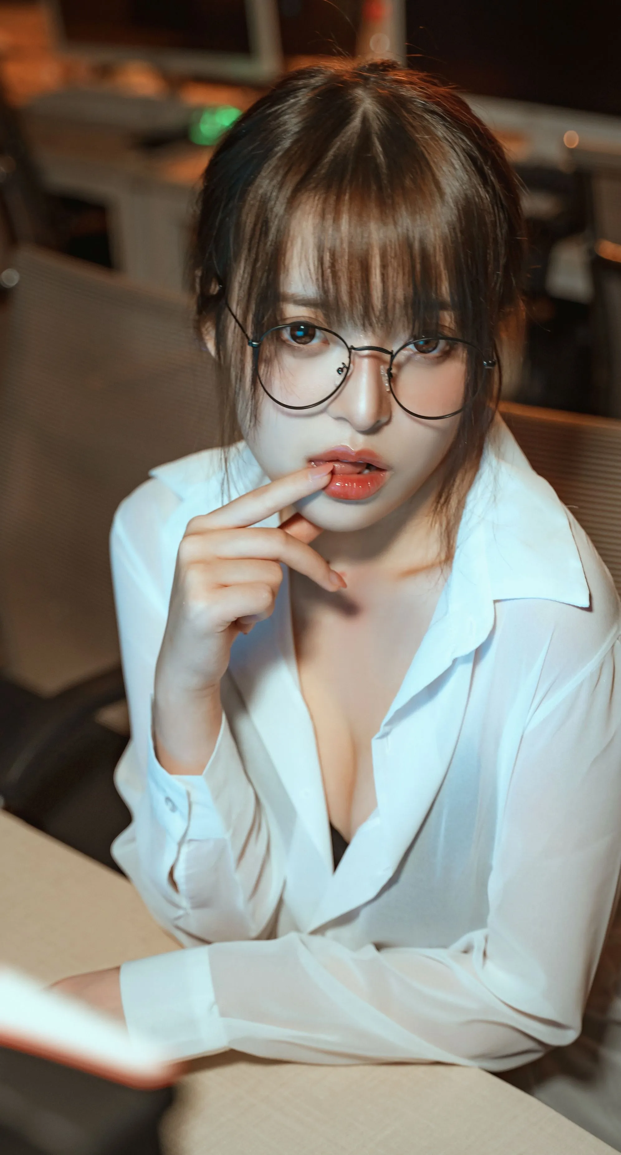 草莓味的奈奈兔办公室OL欲望教师42P04313V分享专区