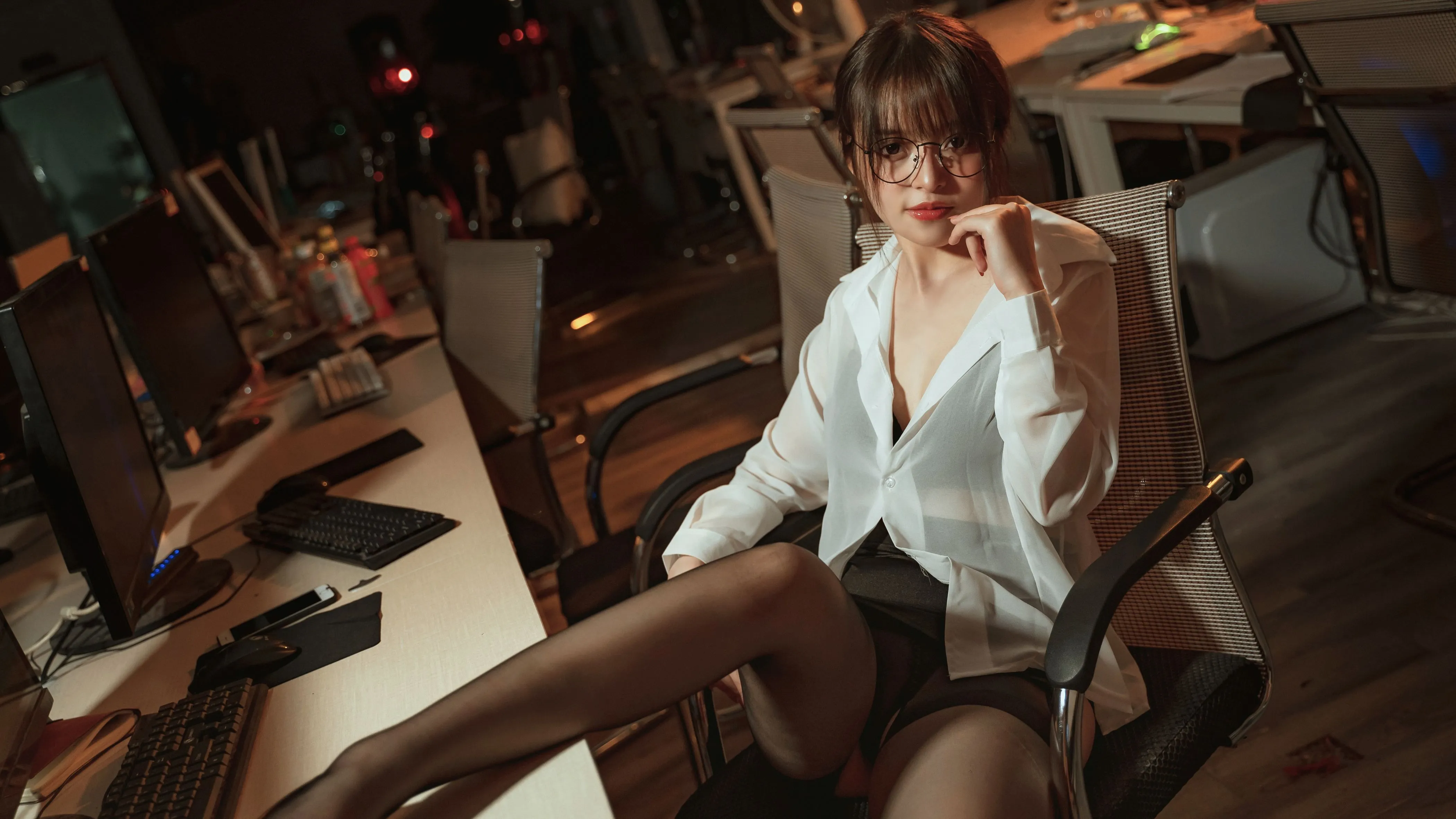草莓味的奈奈兔办公室OL欲望教师42P04313V分享专区