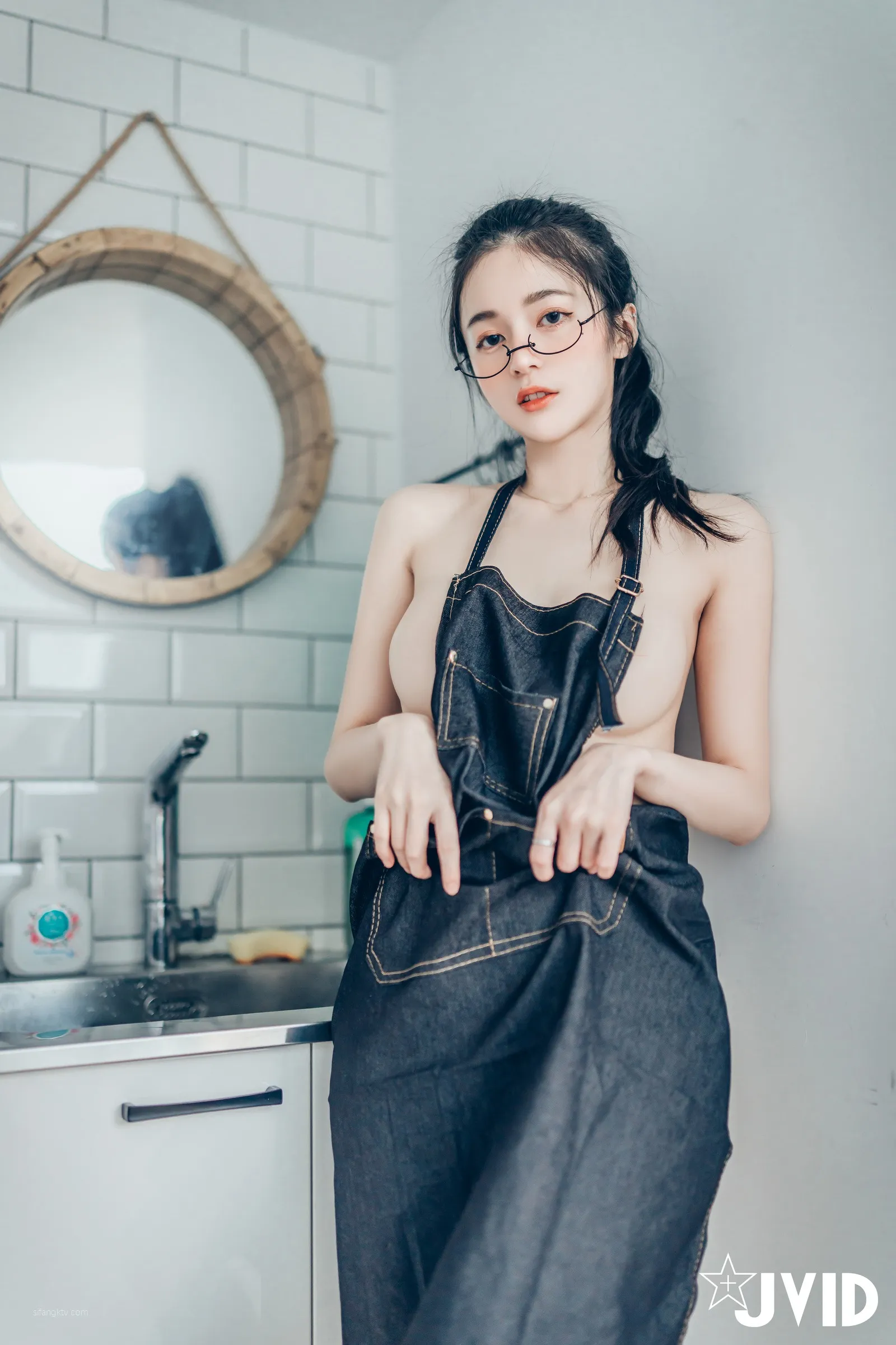 JVID辰辰飘飘妍妍她和她的两只猫咪1001精修版