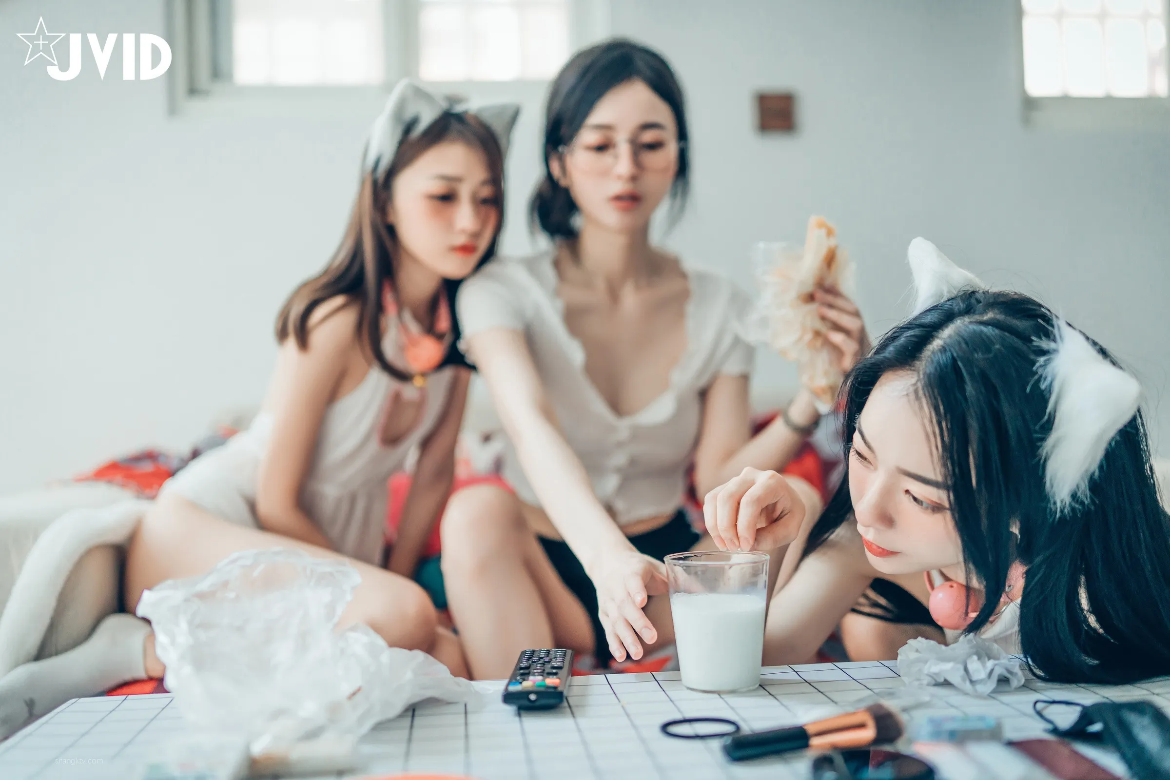 JVID辰辰飘飘妍妍她和她的两只猫咪1001精修版