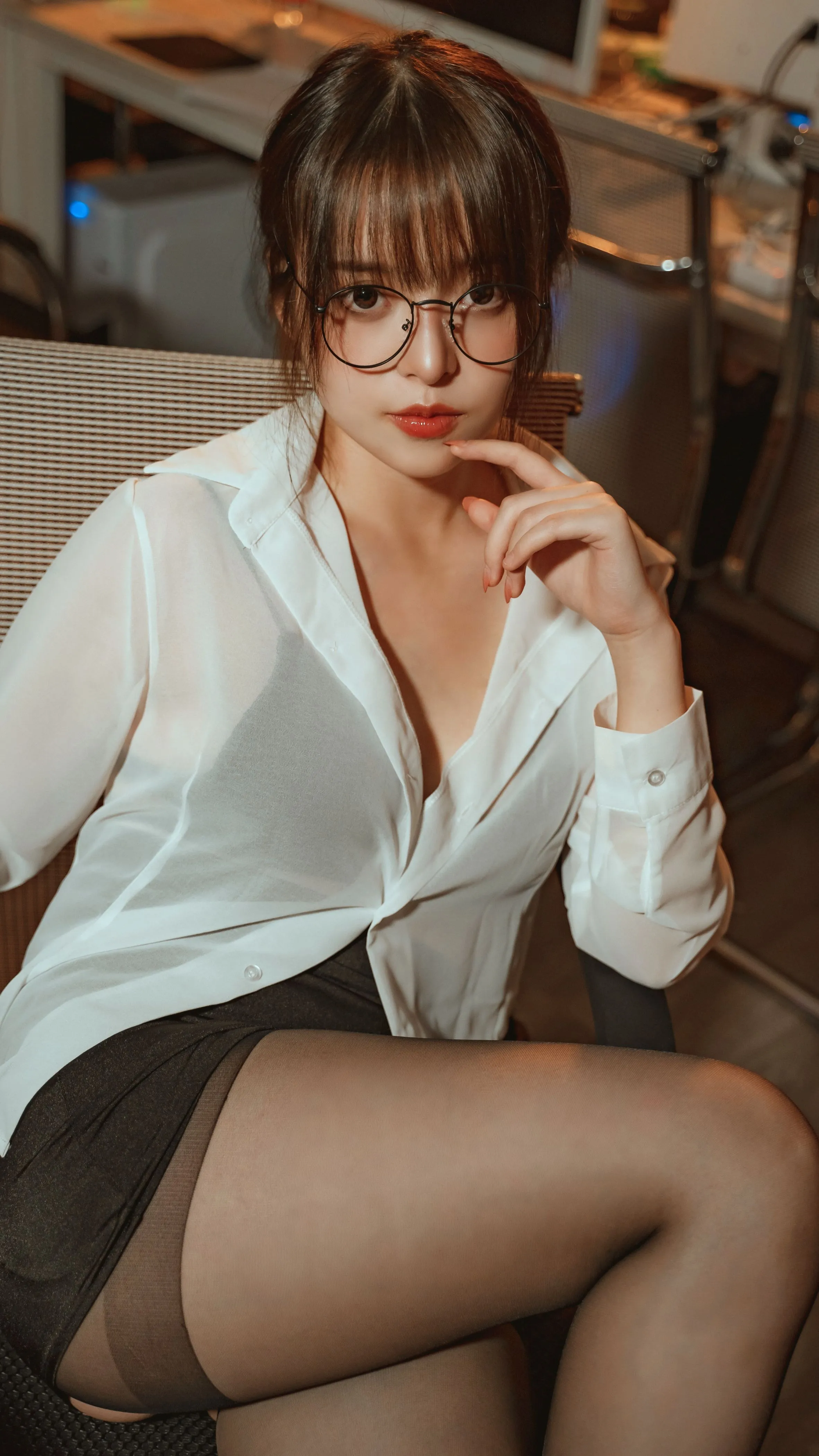 草莓味的奈奈兔办公室OL欲望教师42P04313V分享专区