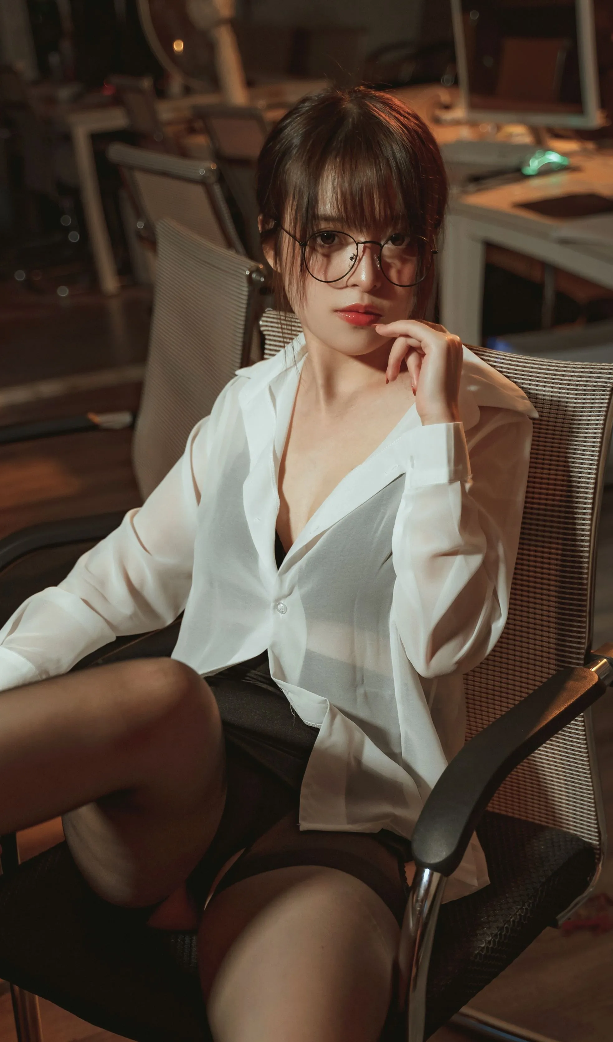 草莓味的奈奈兔办公室OL欲望教师42P04313V分享专区