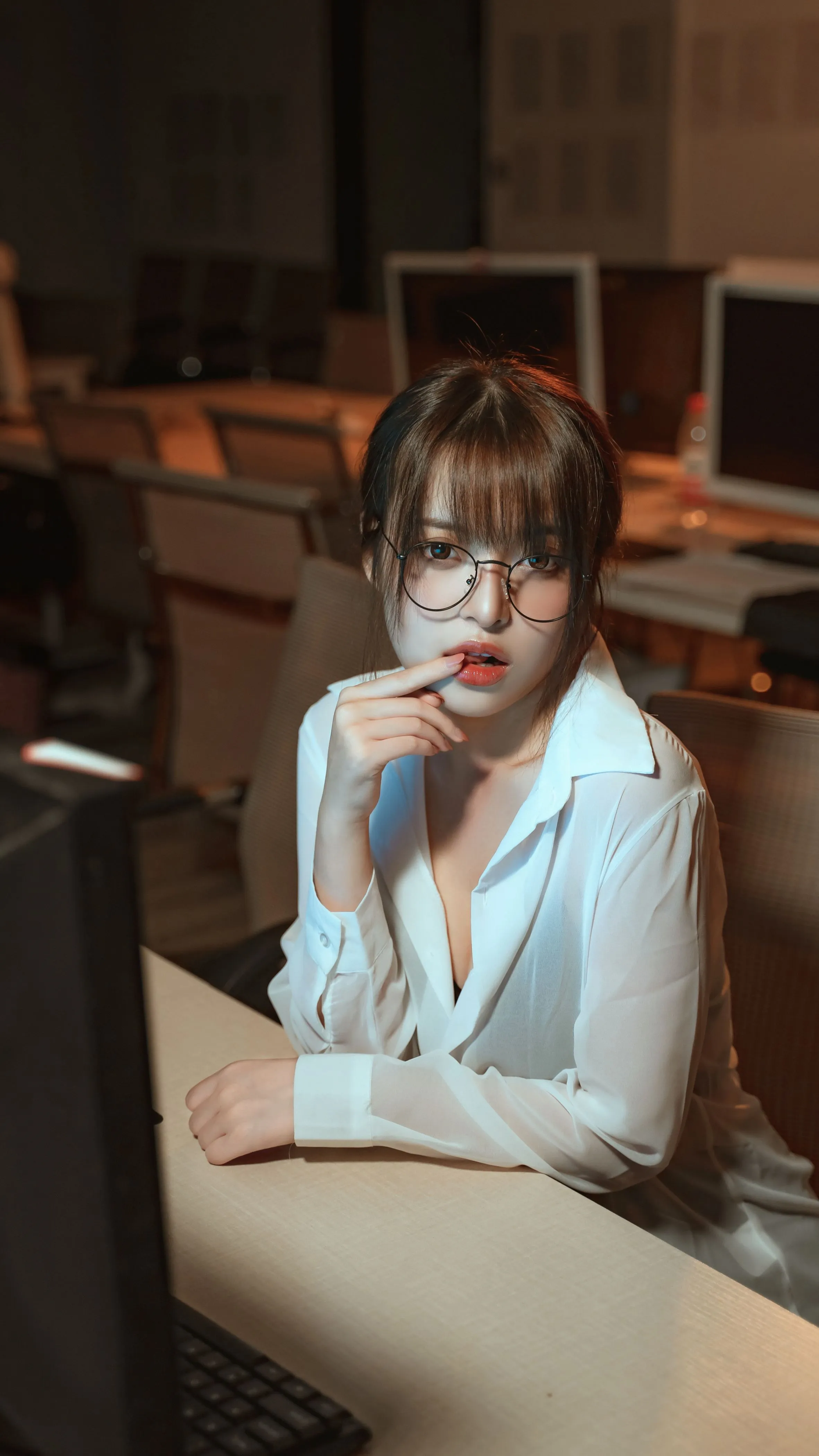 草莓味的奈奈兔办公室OL欲望教师42P04313V分享专区
