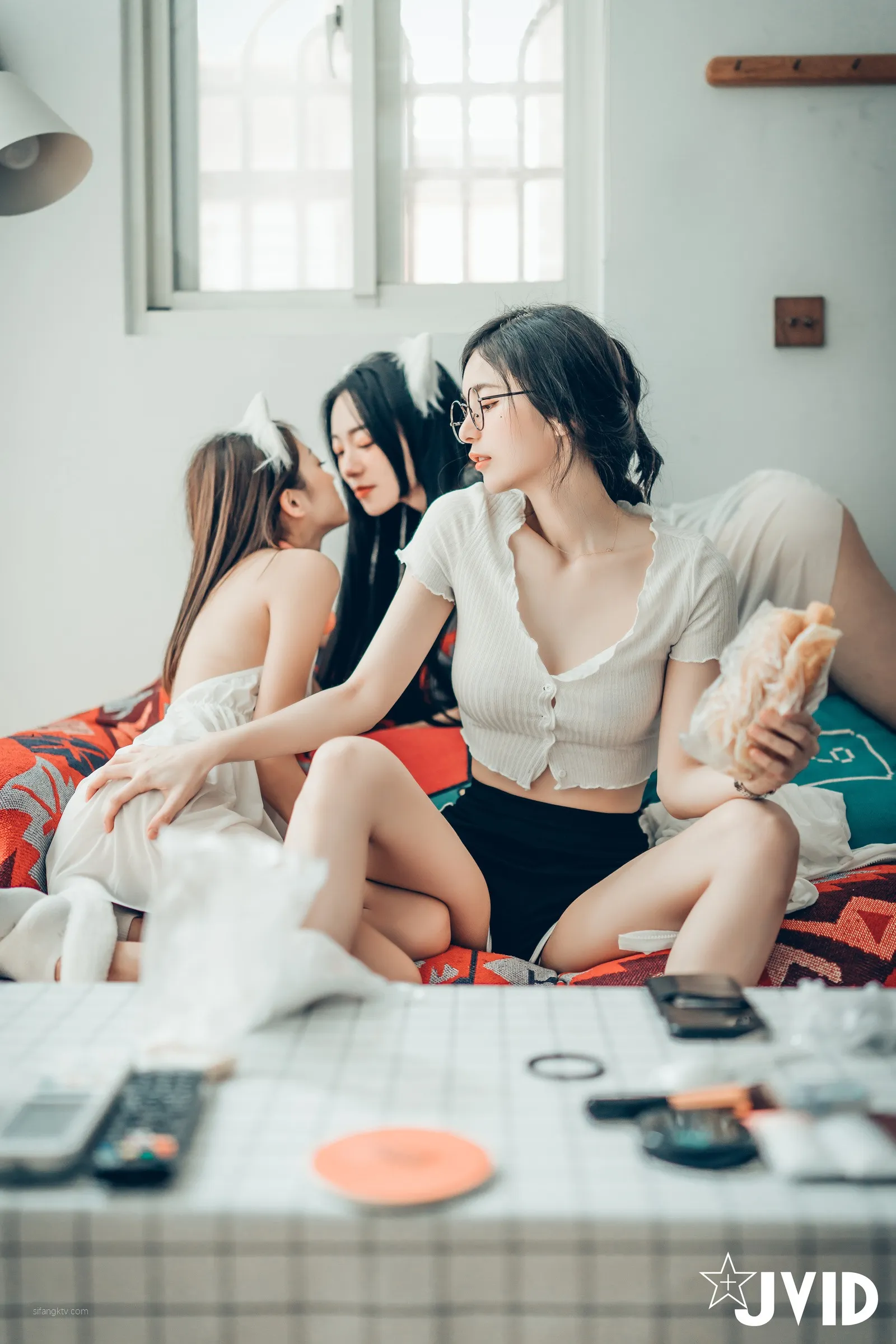 JVID辰辰飘飘妍妍她和她的两只猫咪1001精修版