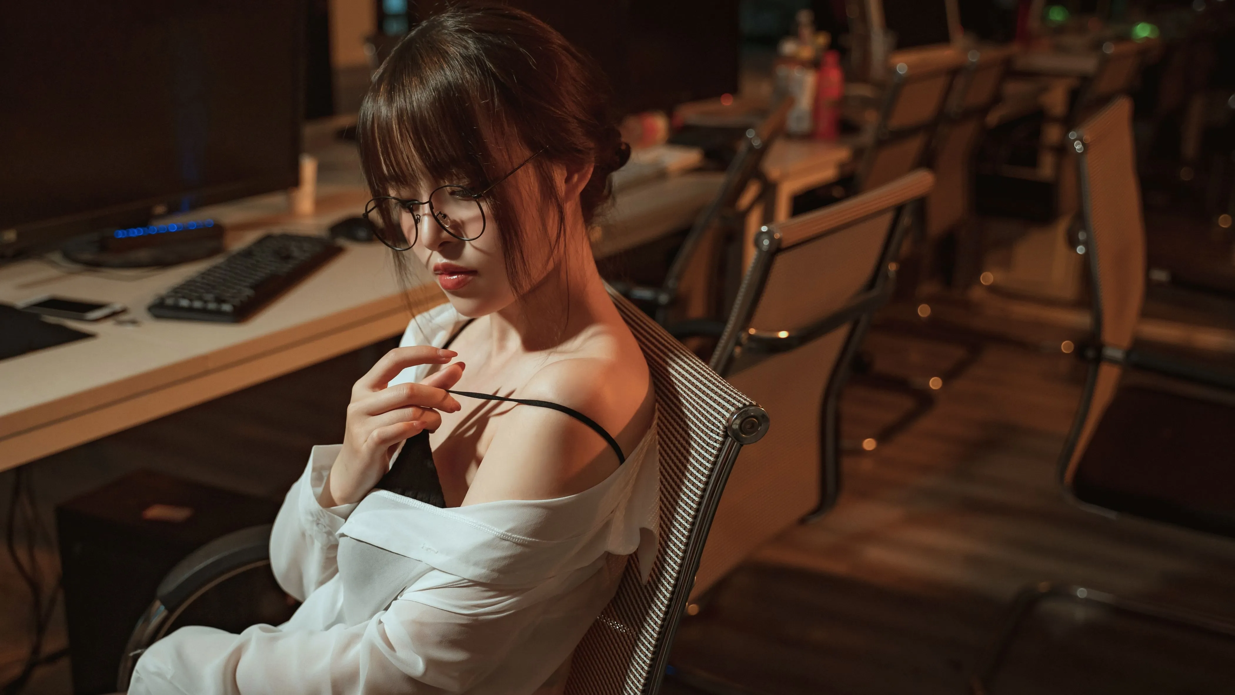 草莓味的奈奈兔办公室OL欲望教师42P04313V分享专区