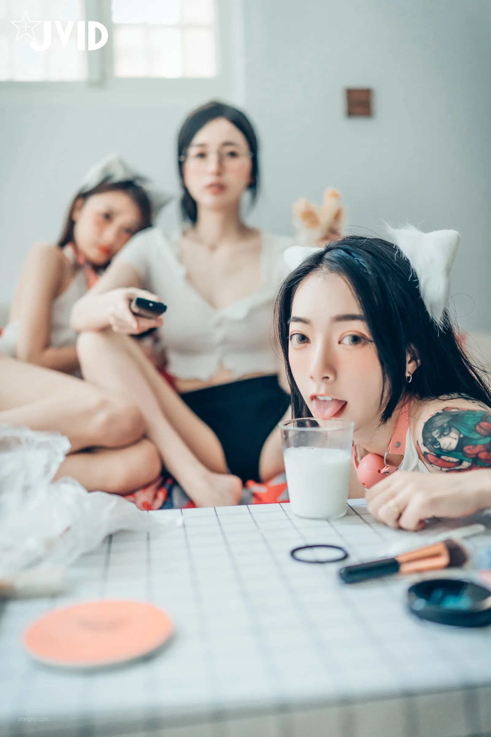 JVID辰辰飘飘妍妍她和她的两只猫咪1001精修版
