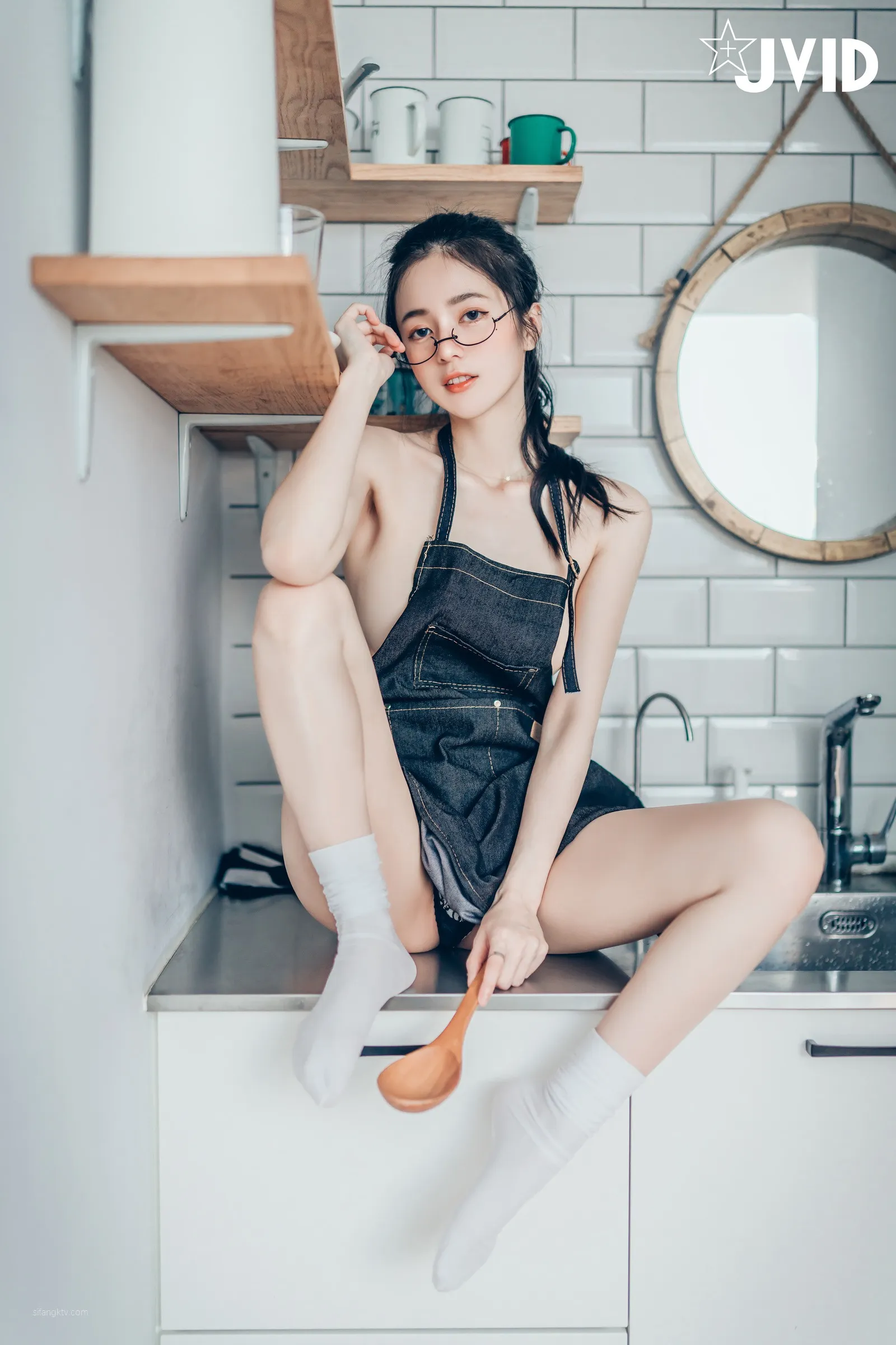 JVID辰辰飘飘妍妍她和她的两只猫咪1001精修版