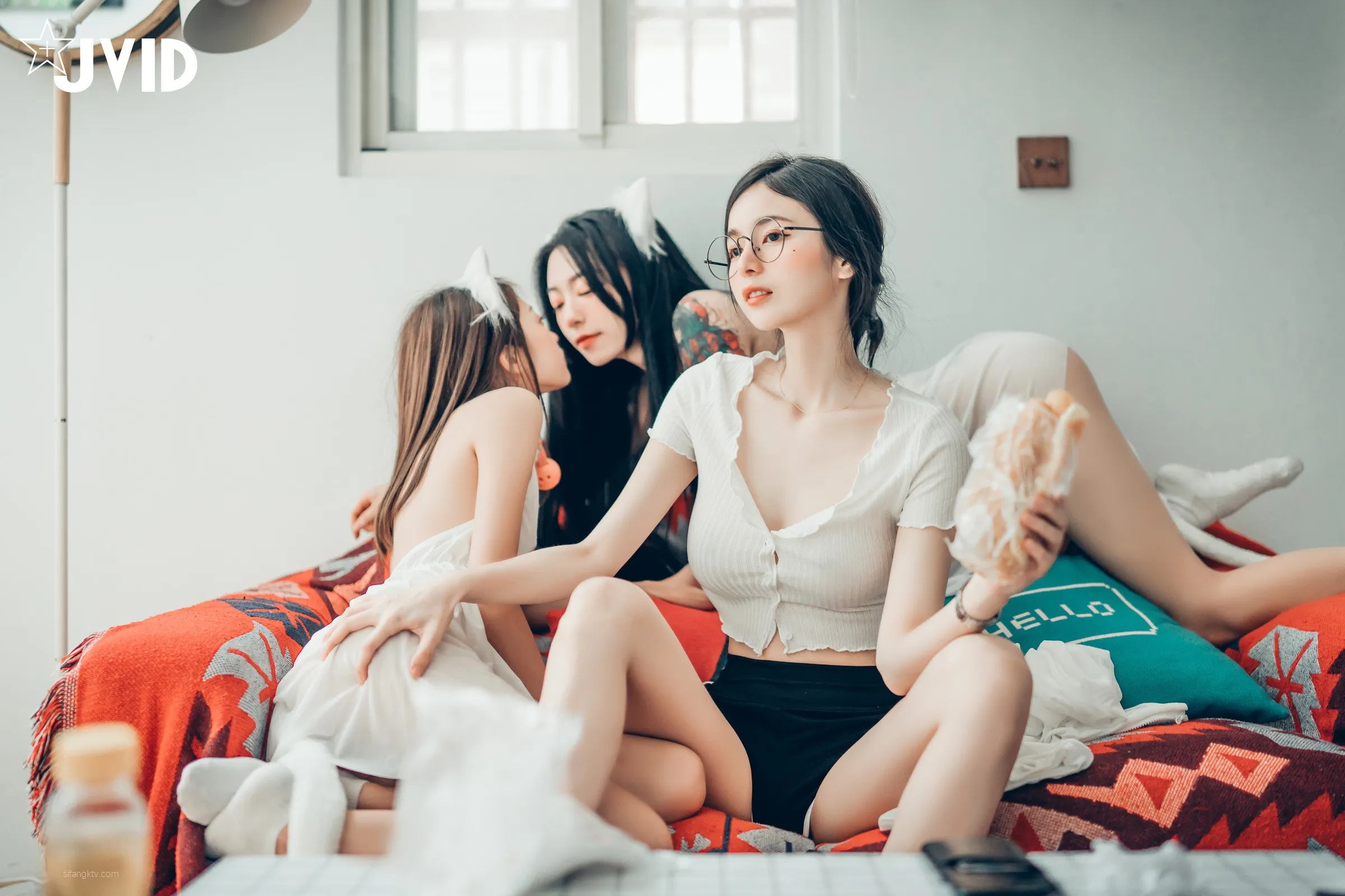 JVID辰辰飘飘妍妍她和她的两只猫咪1001精修版