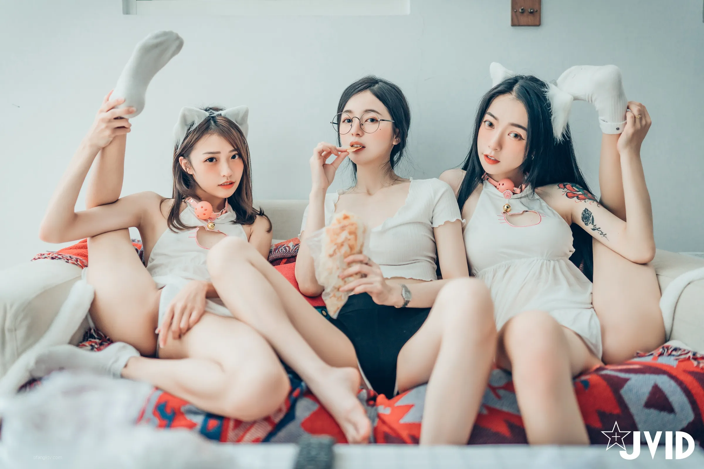 JVID辰辰飘飘妍妍她和她的两只猫咪1001精修版