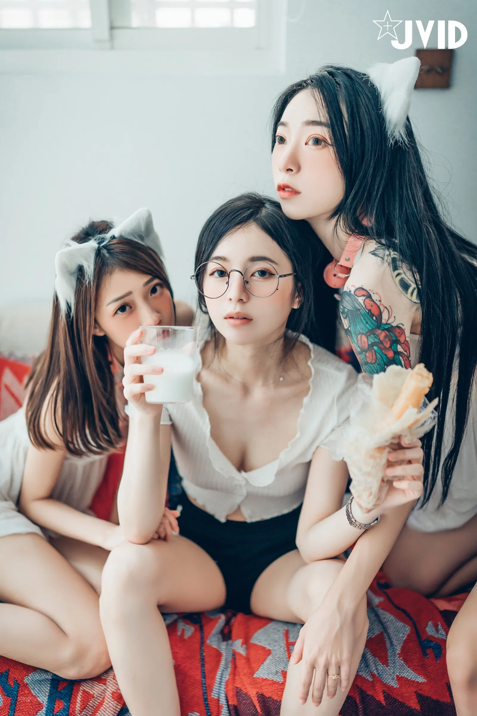 JVID辰辰飘飘妍妍她和她的两只猫咪1001精修版