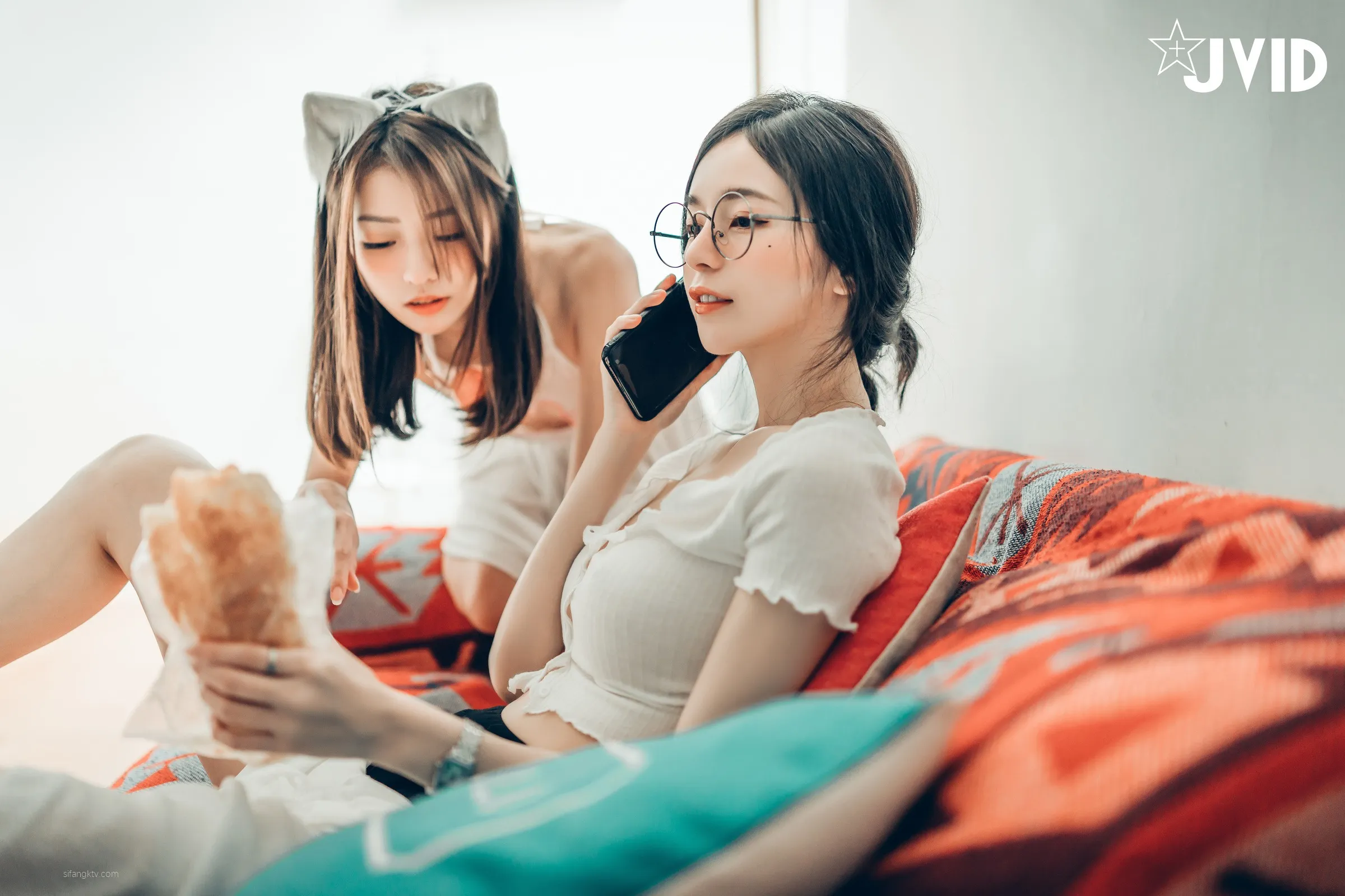 JVID辰辰飘飘妍妍她和她的两只猫咪1001精修版