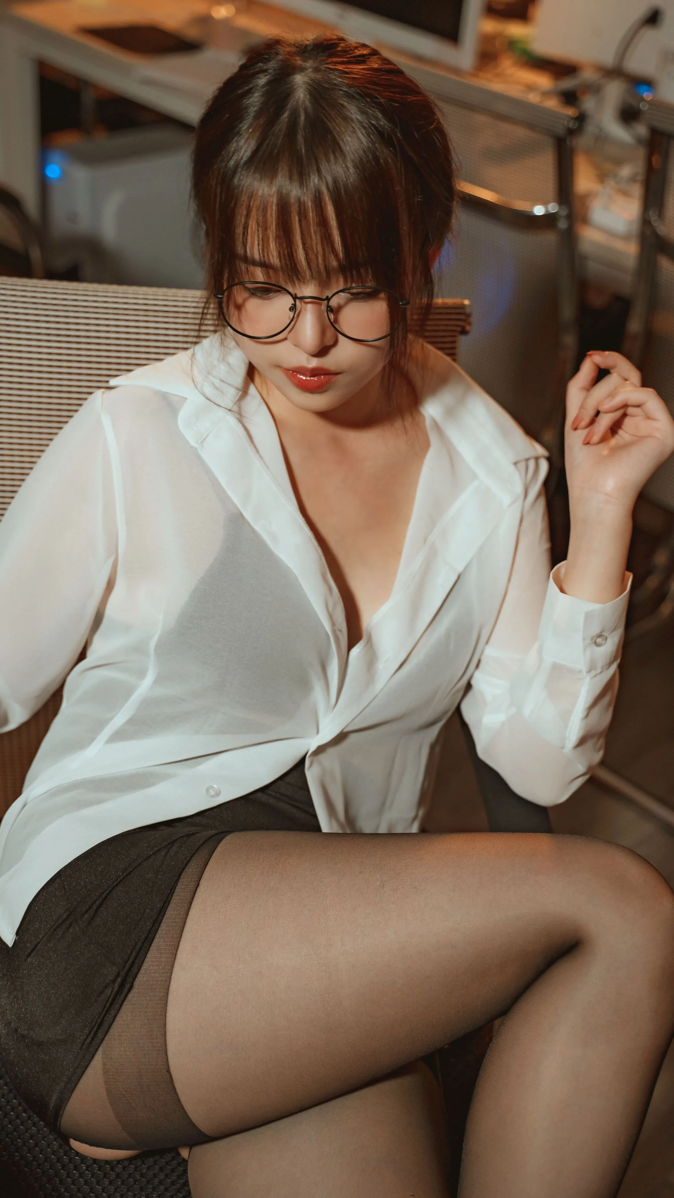 草莓味的奈奈兔办公室OL欲望教师42P04313V分享专区