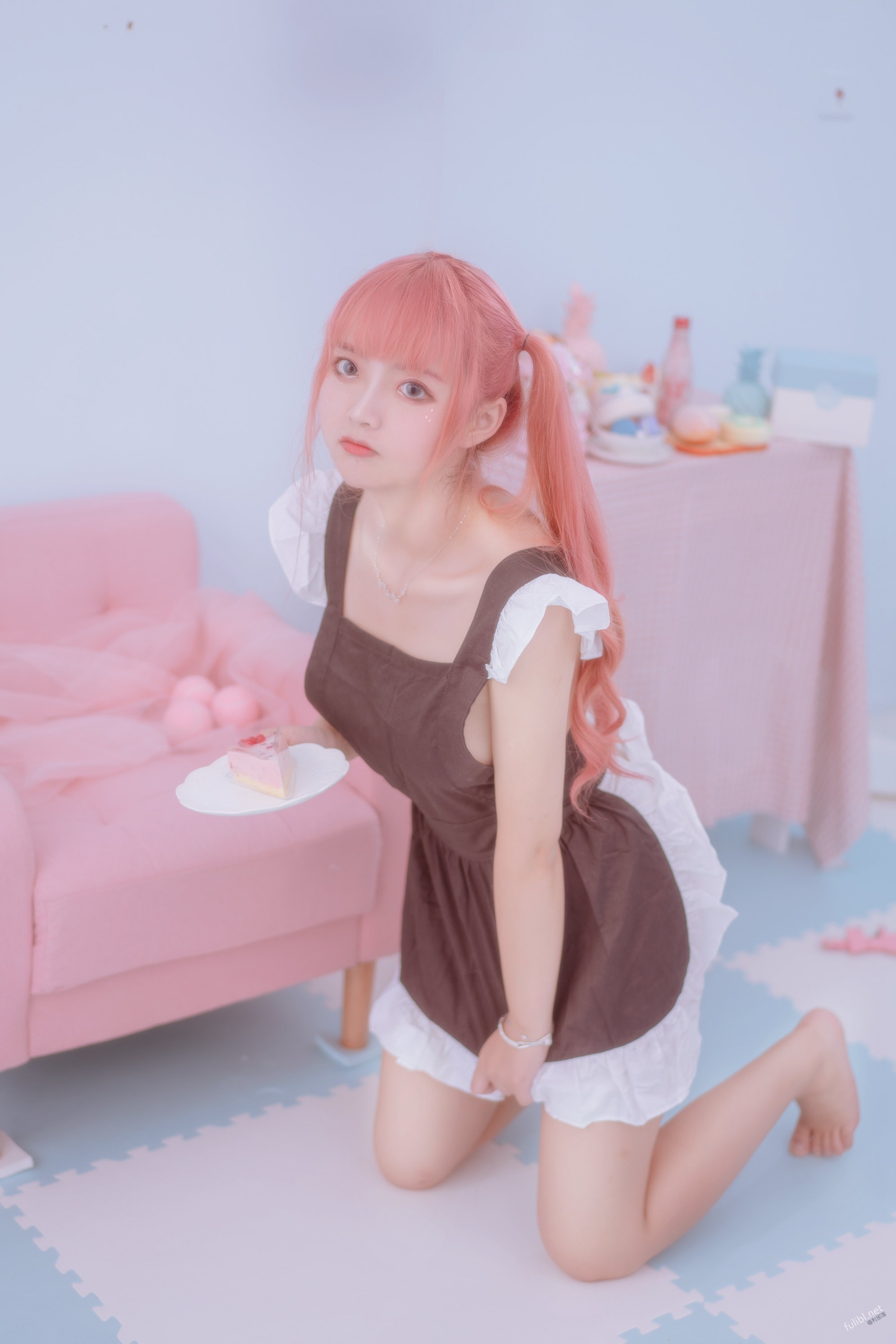 一只云烧绯红女仆0614原版写真