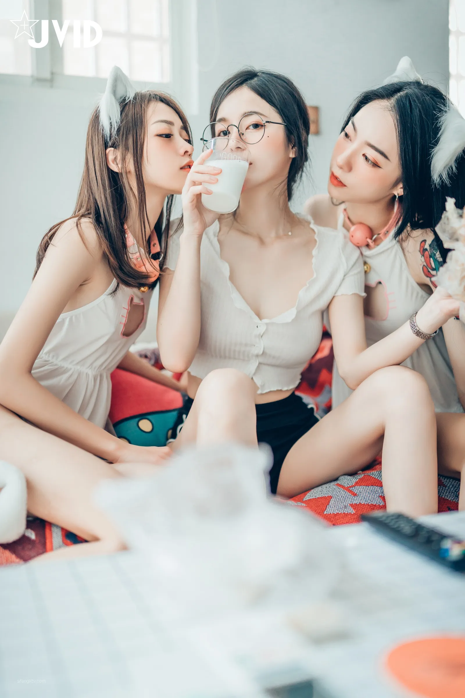 JVID辰辰飘飘妍妍她和她的两只猫咪1001精修版
