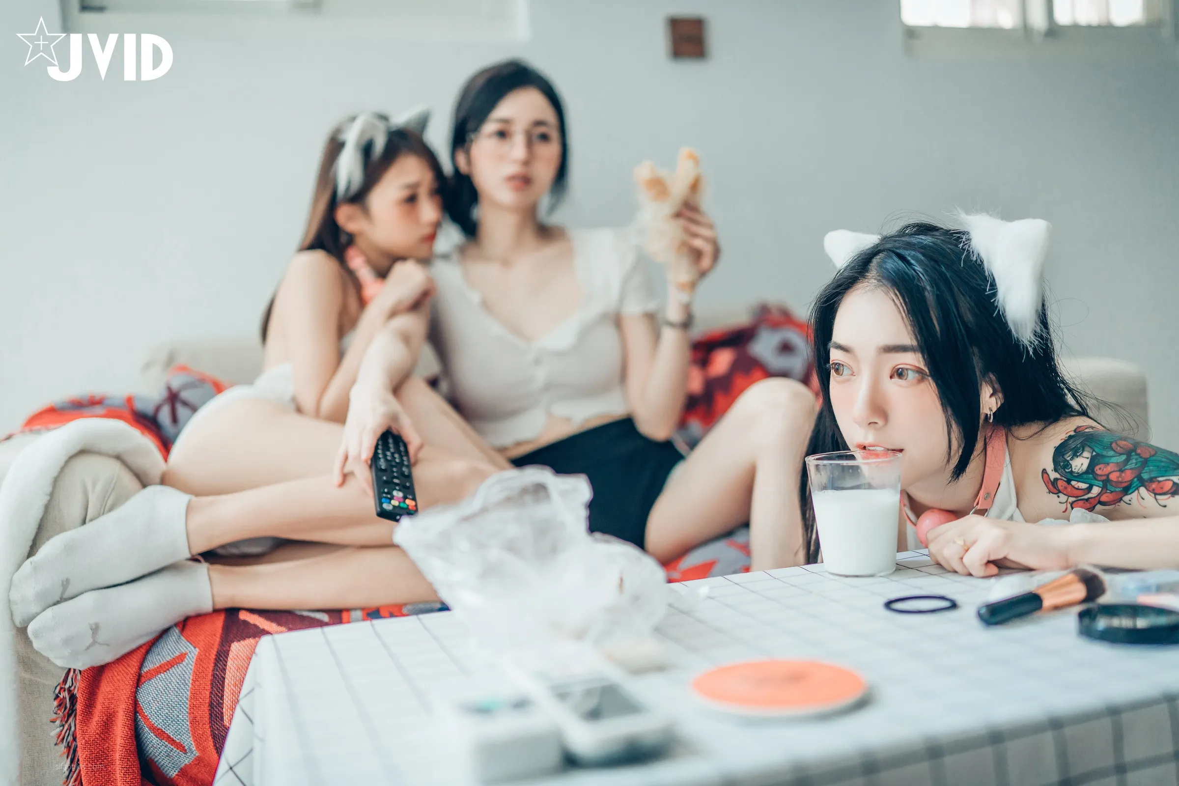 JVID辰辰飘飘妍妍她和她的两只猫咪1001精修版