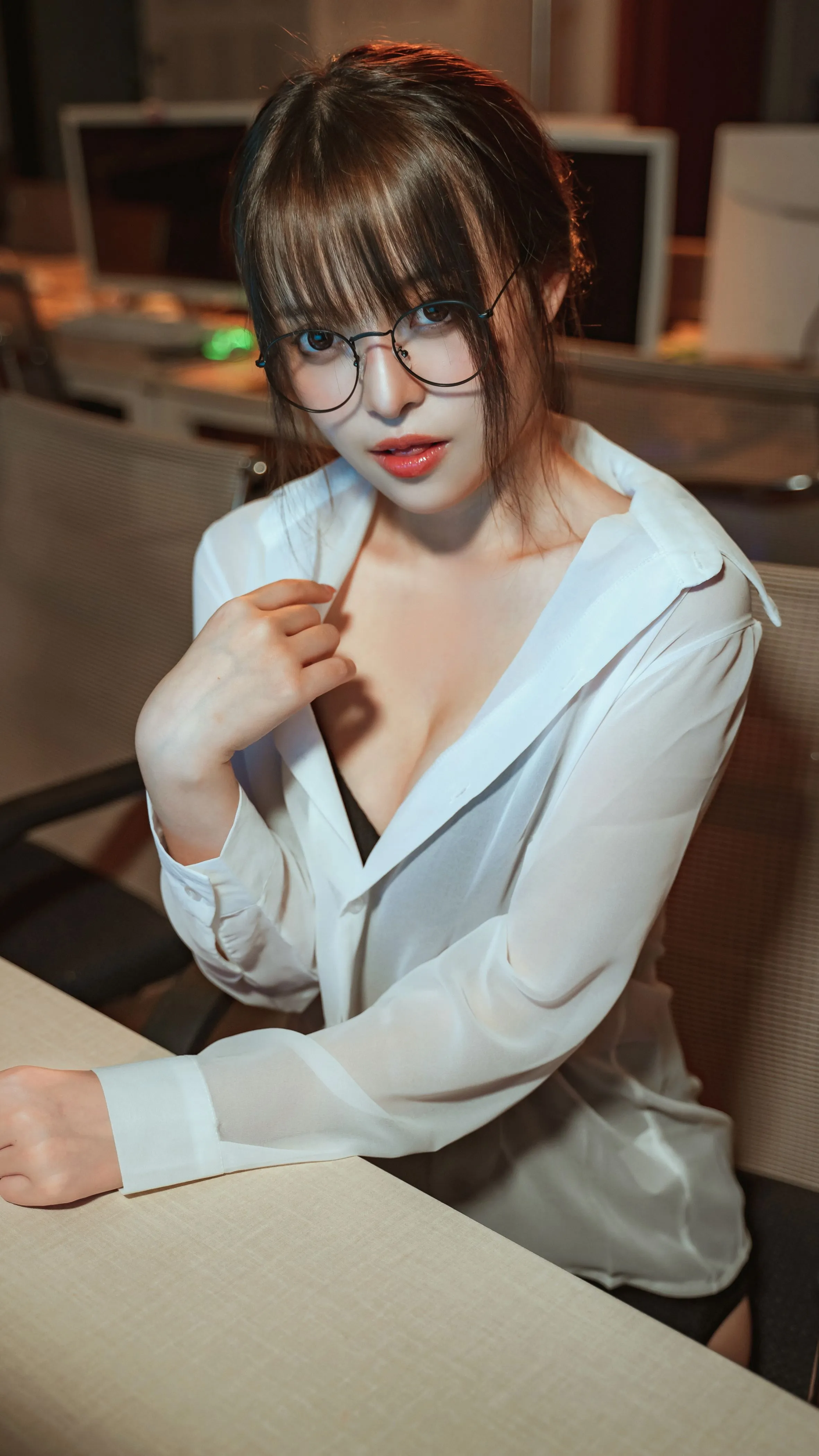 草莓味的奈奈兔办公室OL欲望教师42P04313V分享专区