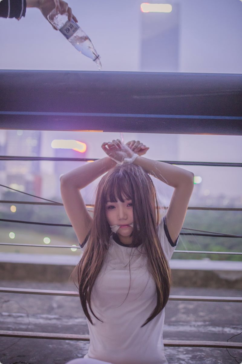 Cos宅夏白丝捆绑30P最新写真