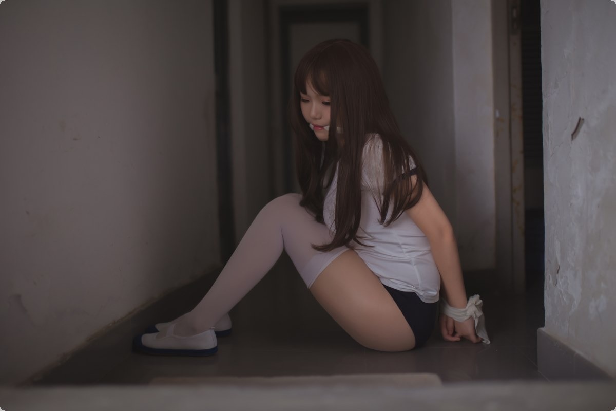 Cos宅夏白丝捆绑30P最新写真