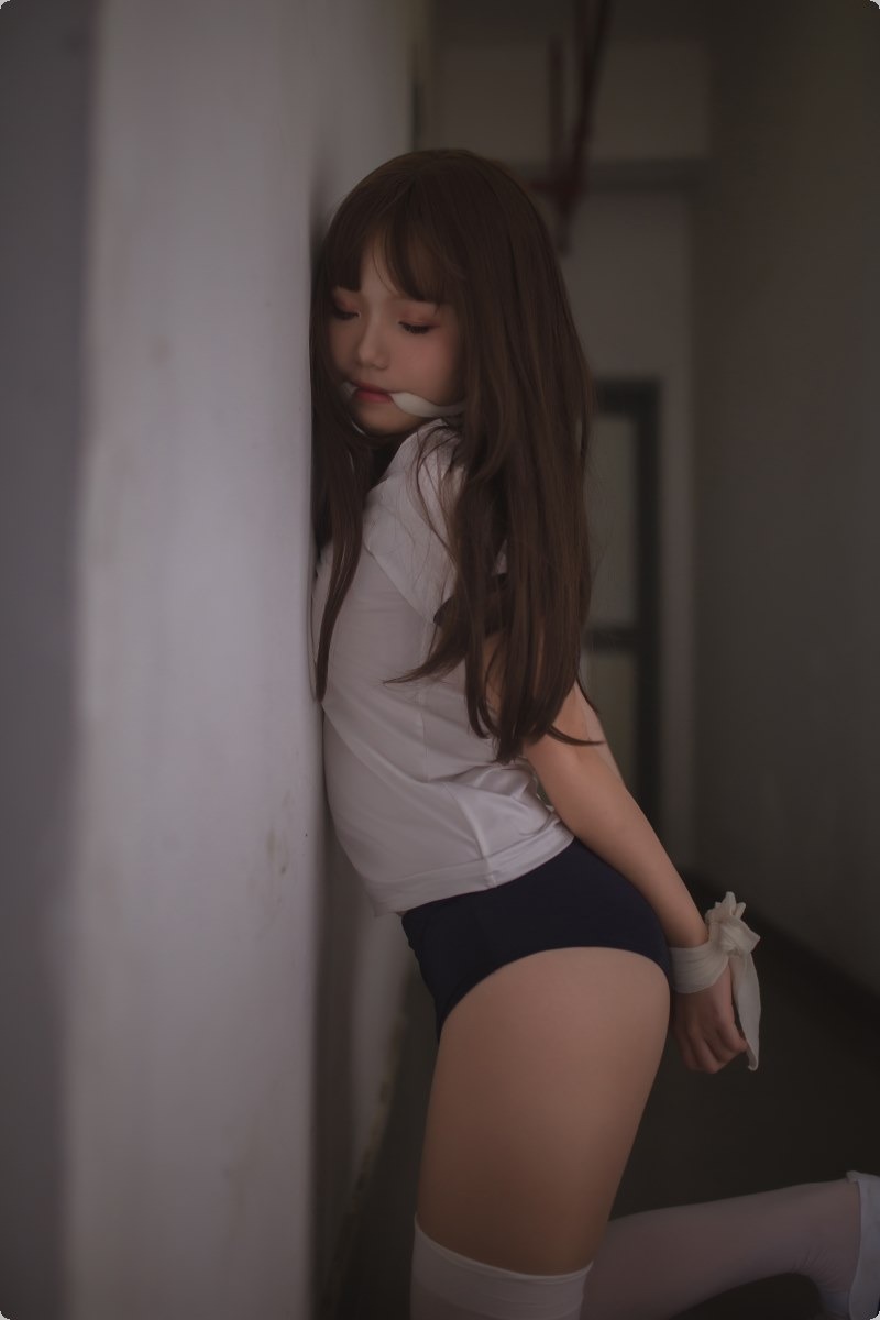 Cos宅夏白丝捆绑30P最新写真