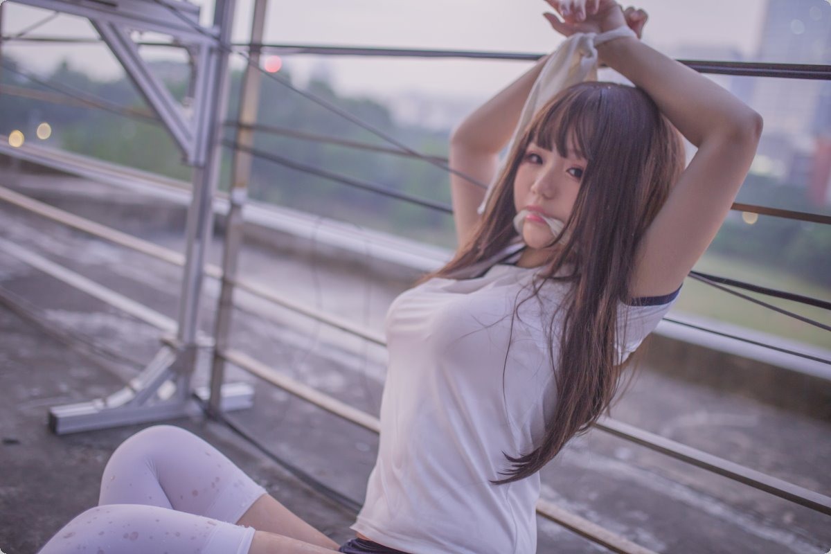 Cos宅夏白丝捆绑30P最新写真