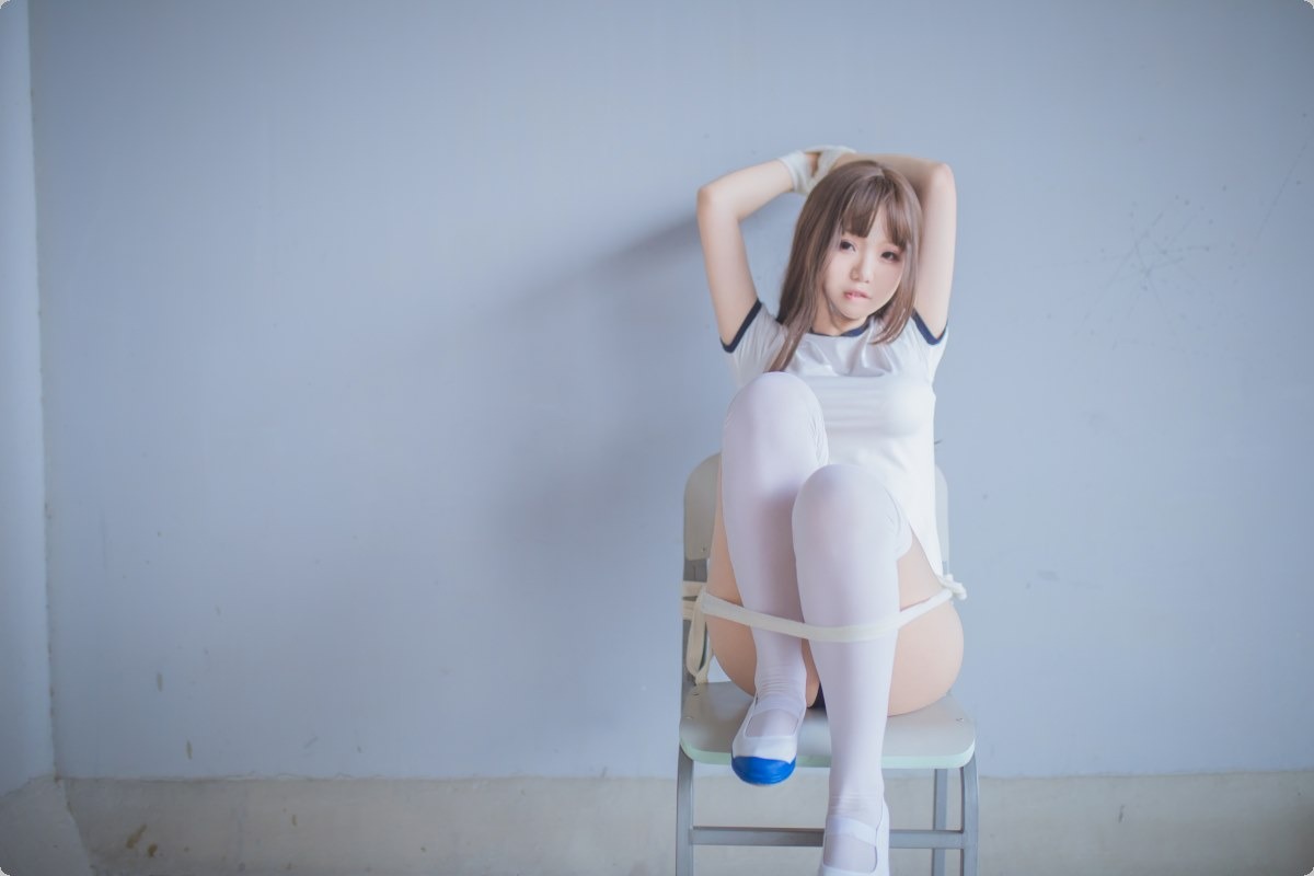 Cos宅夏白丝捆绑30P最新写真