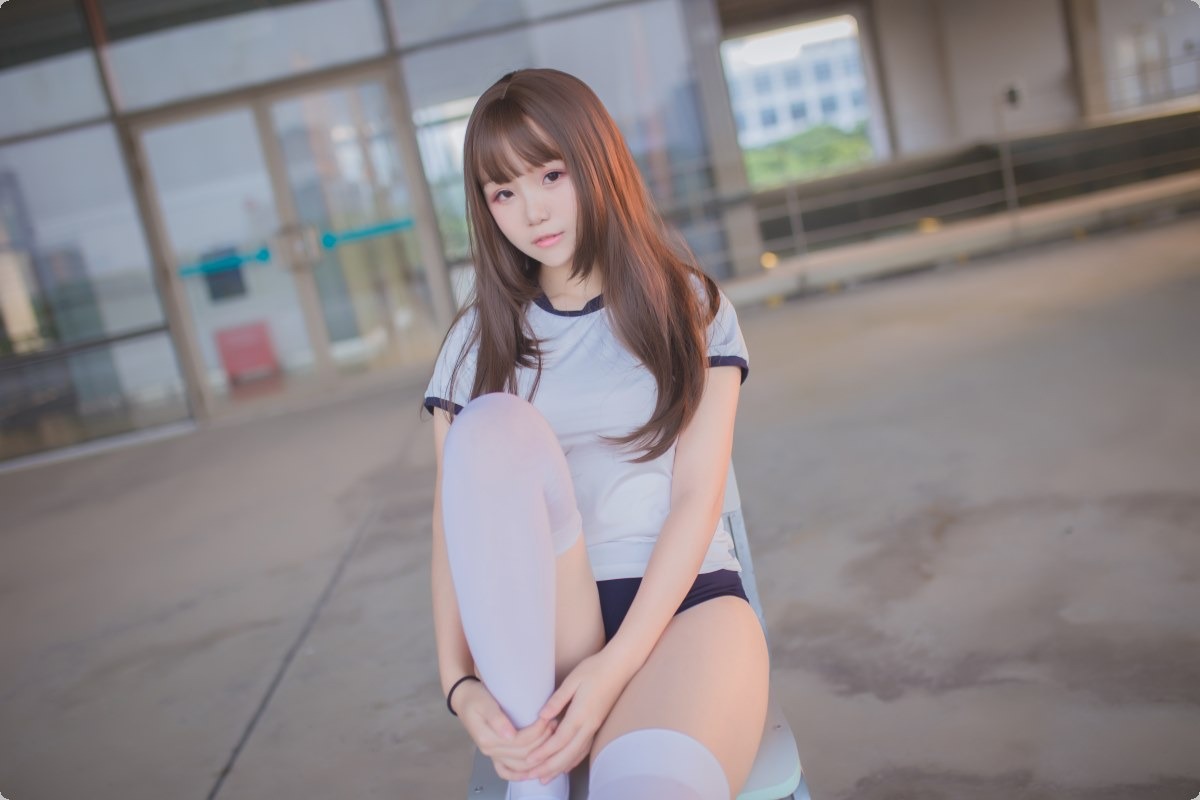 Cos宅夏白丝捆绑30P最新写真