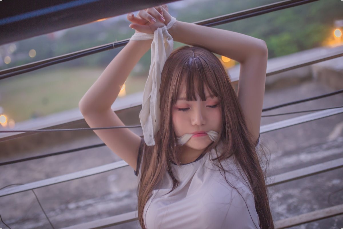 Cos宅夏白丝捆绑30P最新写真