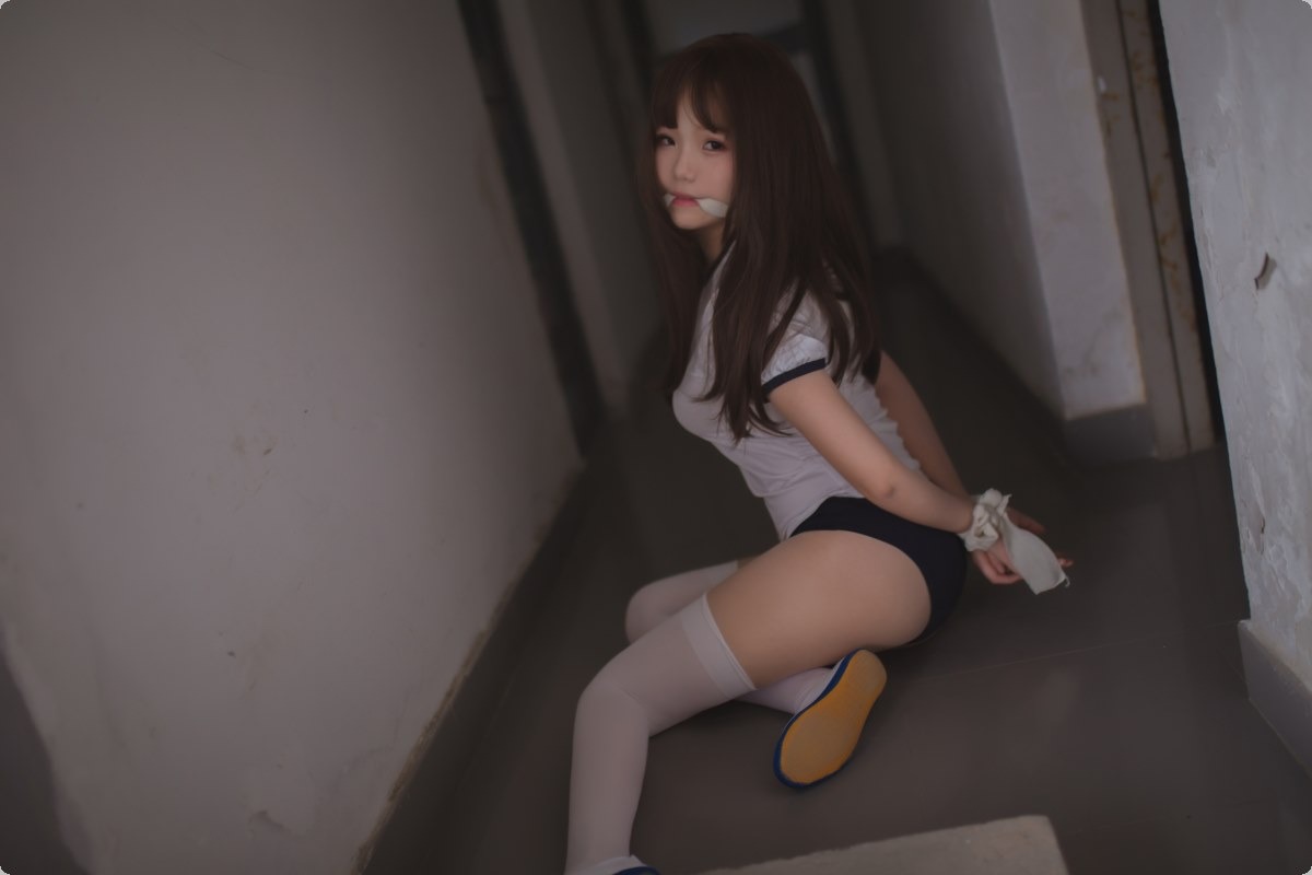 Cos宅夏白丝捆绑30P最新写真