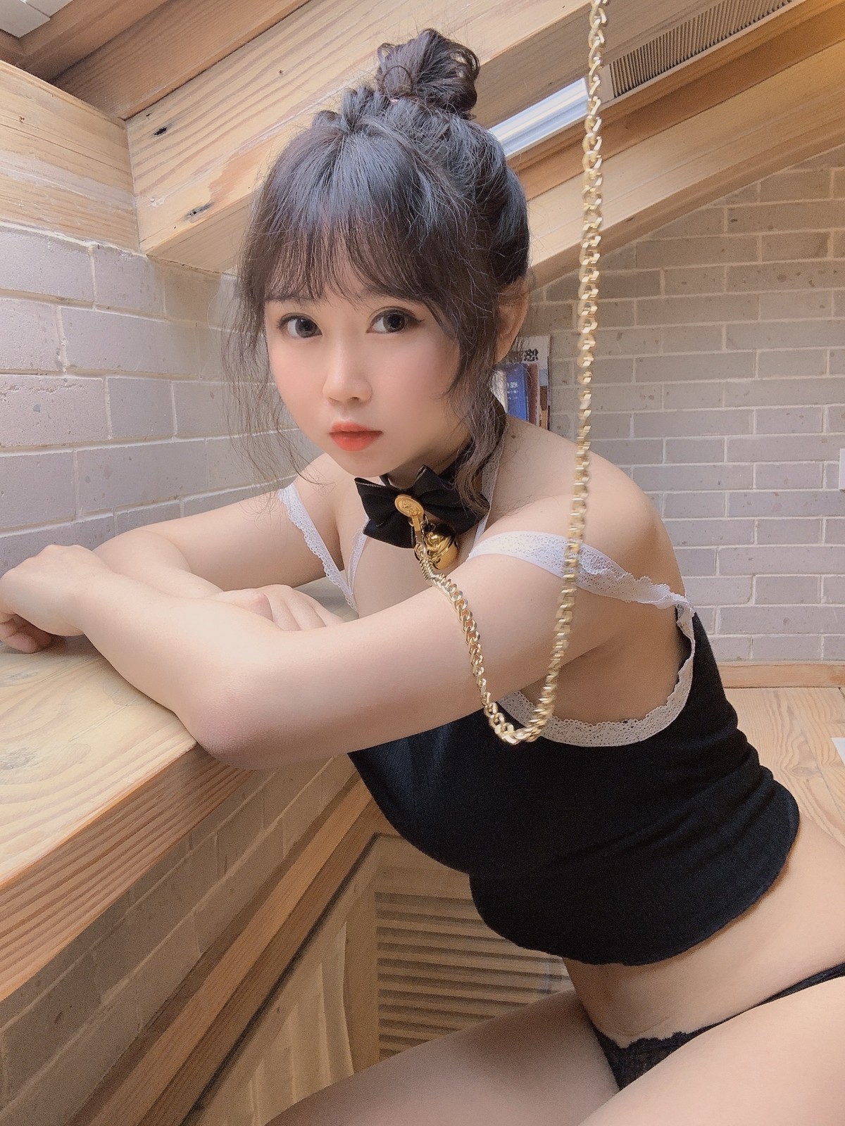 Cosplay蜜桃少女是依酱呀囚禁免费福利