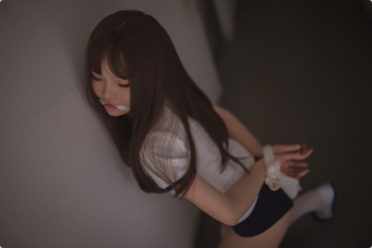Cos宅夏白丝捆绑30P最新写真