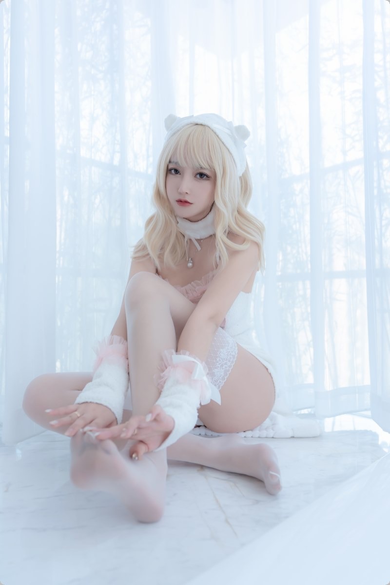 Cos过期米线线喵小熊56P爆款写真