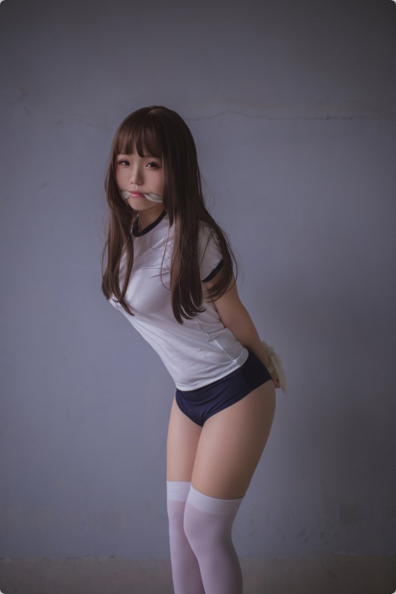 Cos宅夏白丝捆绑30P最新写真